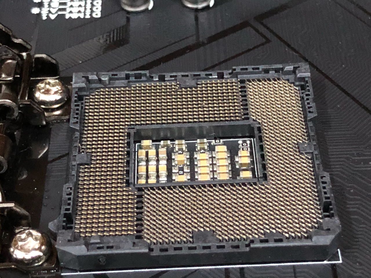 第一次装机主板上的cpu针脚全弯了