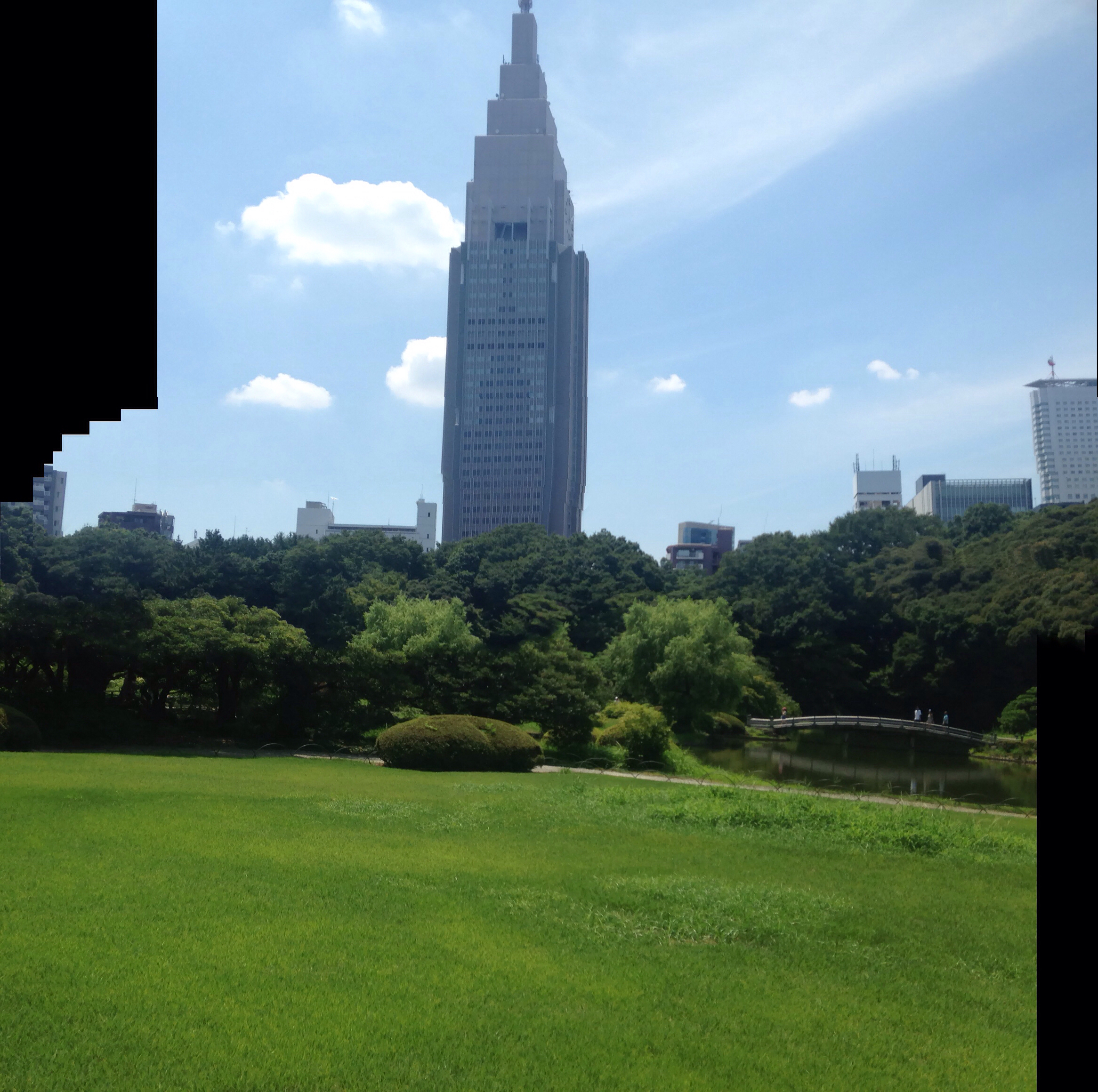 孝雄走的桥,不远处就是高耸入云的代代木大厦.