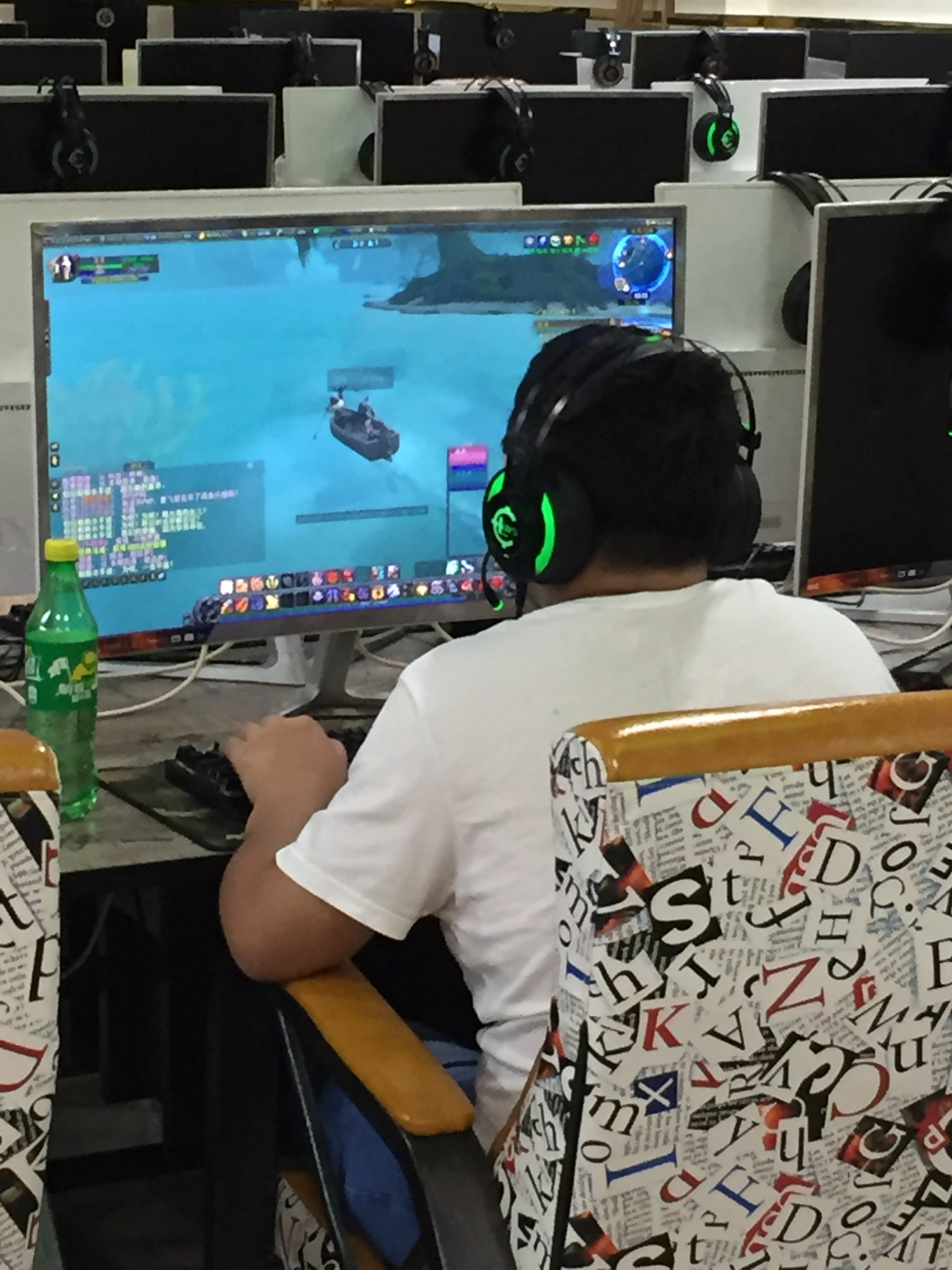 一大早看到网吧有人wow就一个