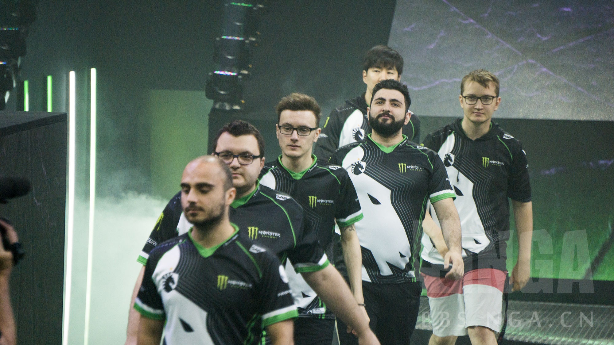 赛事贴下今天在现场拍的部分战队的入场和赛后握手的照片