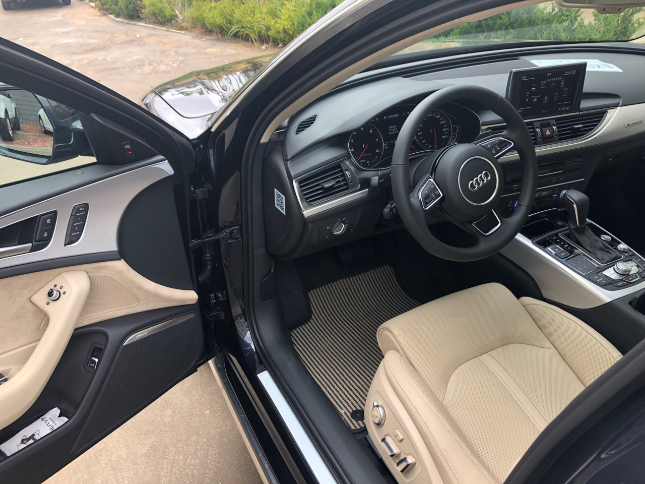 49年入国军唉,口水新a6内饰 暂时没啥感受,除了方向盘比较沉 另外月光