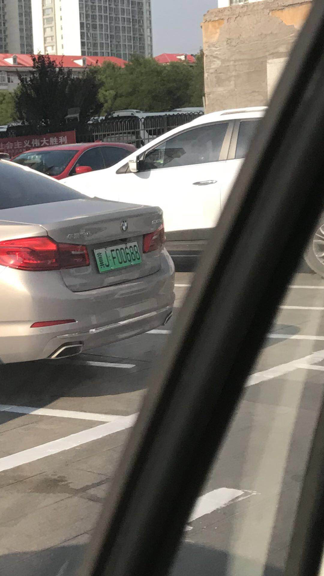 估计是孤陋寡闻了,昨天看见一辆很普通的宝马居然上的是绿牌!