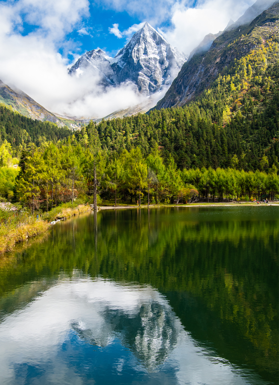 毕棚沟远处眺望的四姑娘山