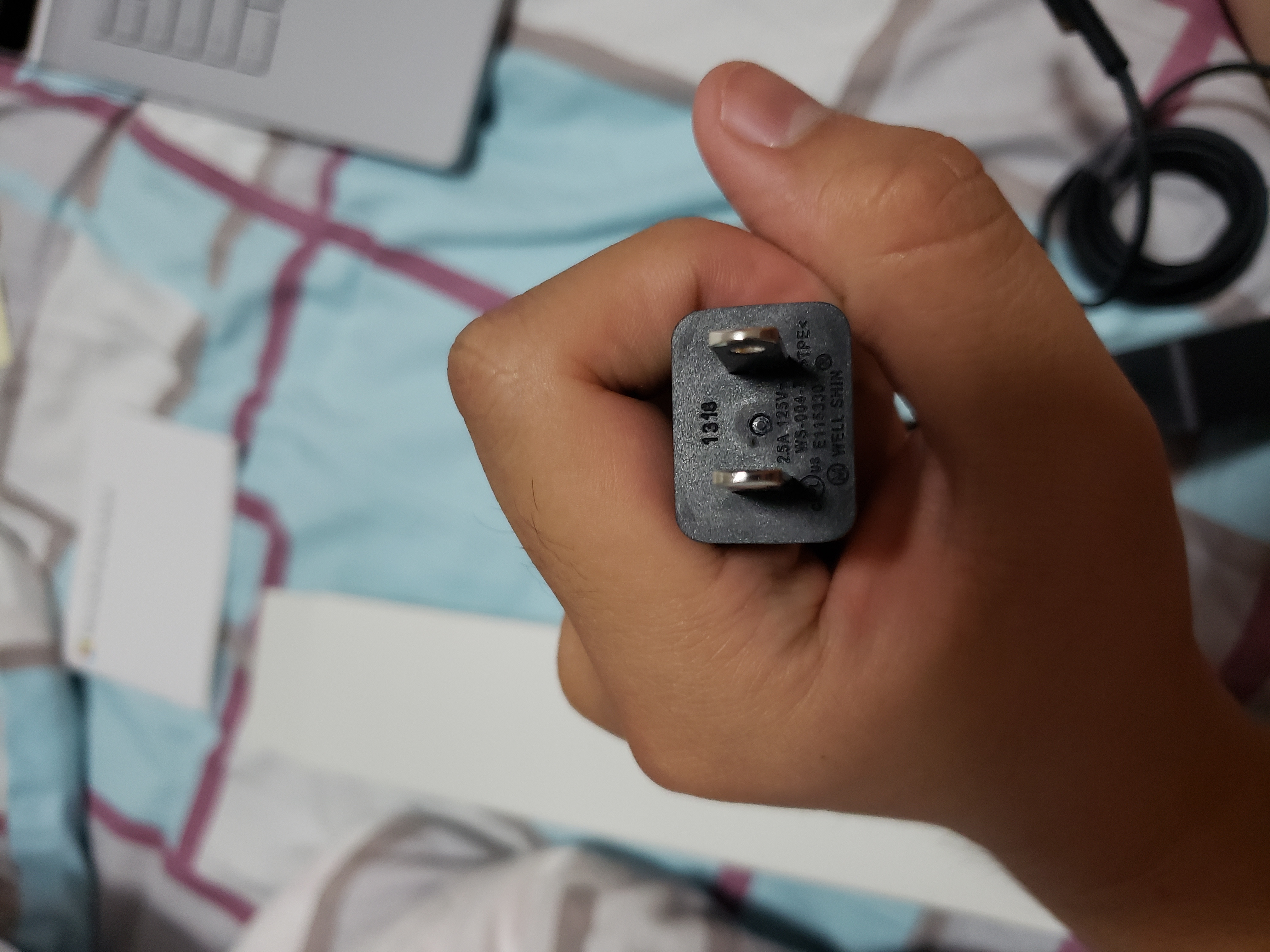 求助美版surfacebook2的电源适配器能插在国内220v电压上么