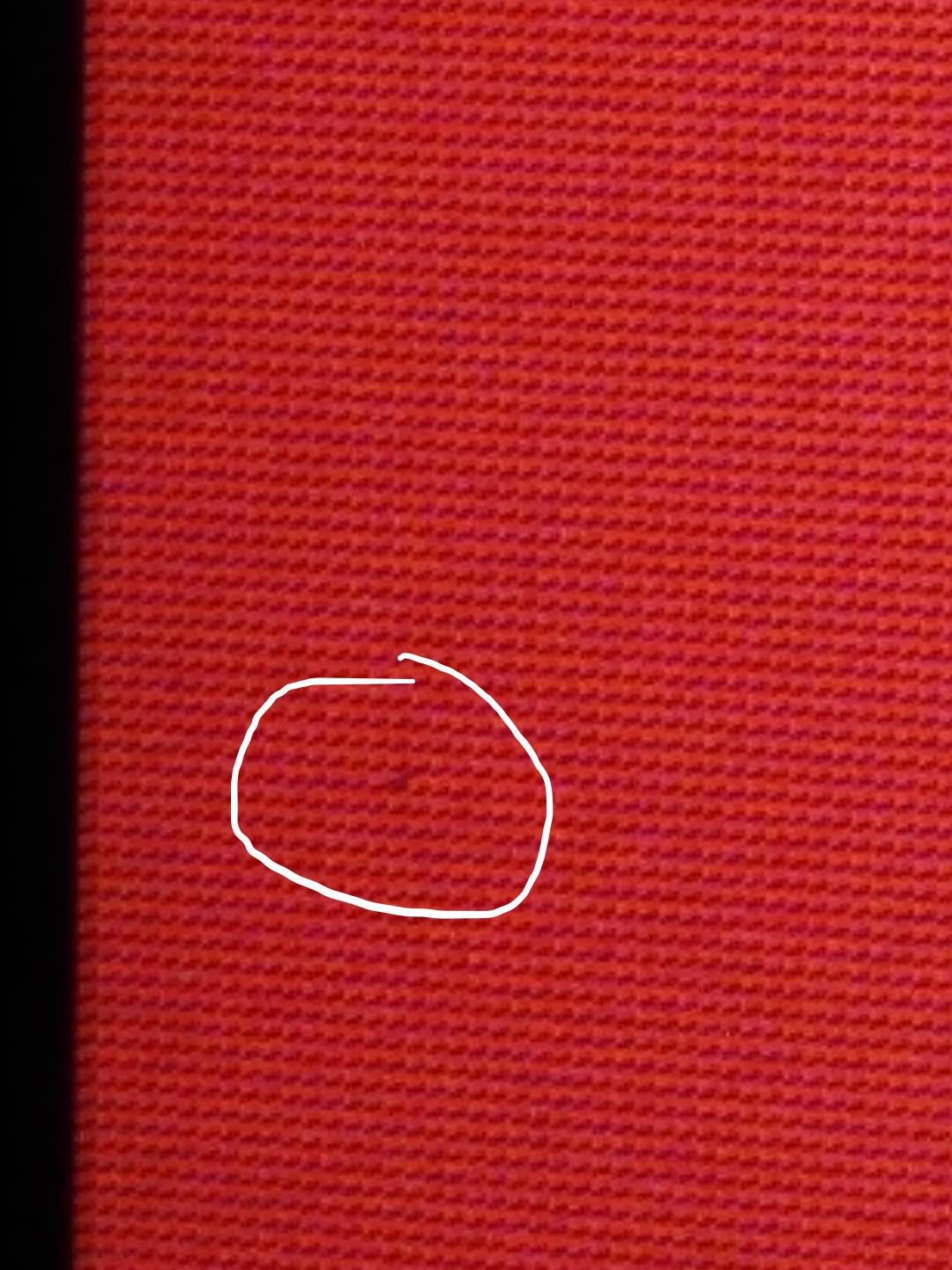 [硬件求助] 大家帮忙看一下屏幕上这个黑点是属于点坏了还是像素点