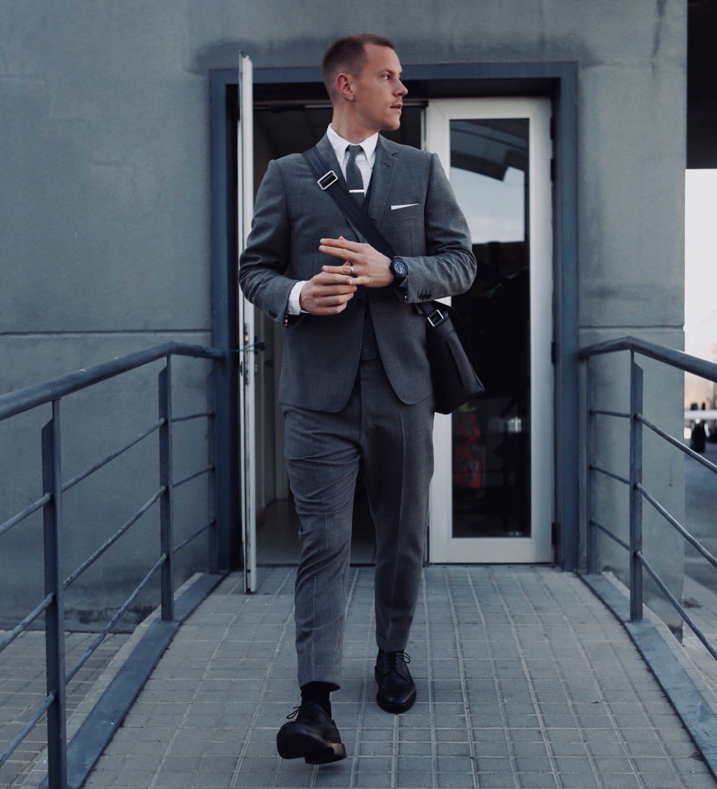 我透,梅西穿这身西服也太丑了吧