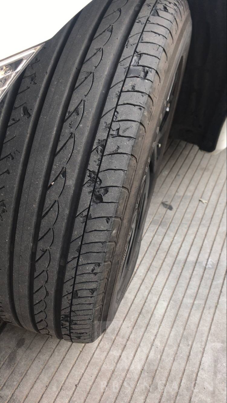 车友群一老哥发了自己的轮胎照片异常磨损大家来瞅瞅