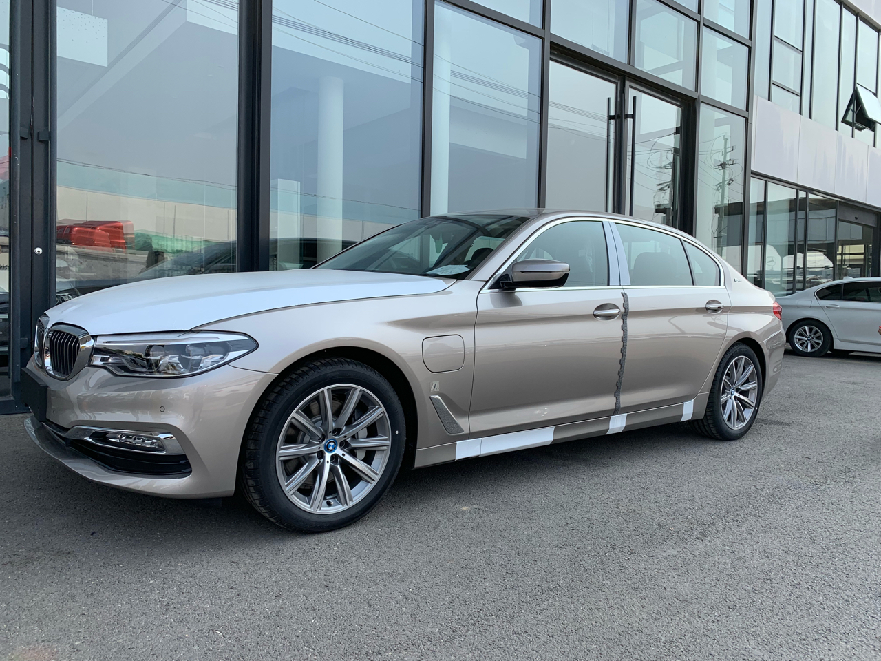 820  (2018-10-16 09:12)话说,那三个衣服布料很少的妹子和楼主啥关系