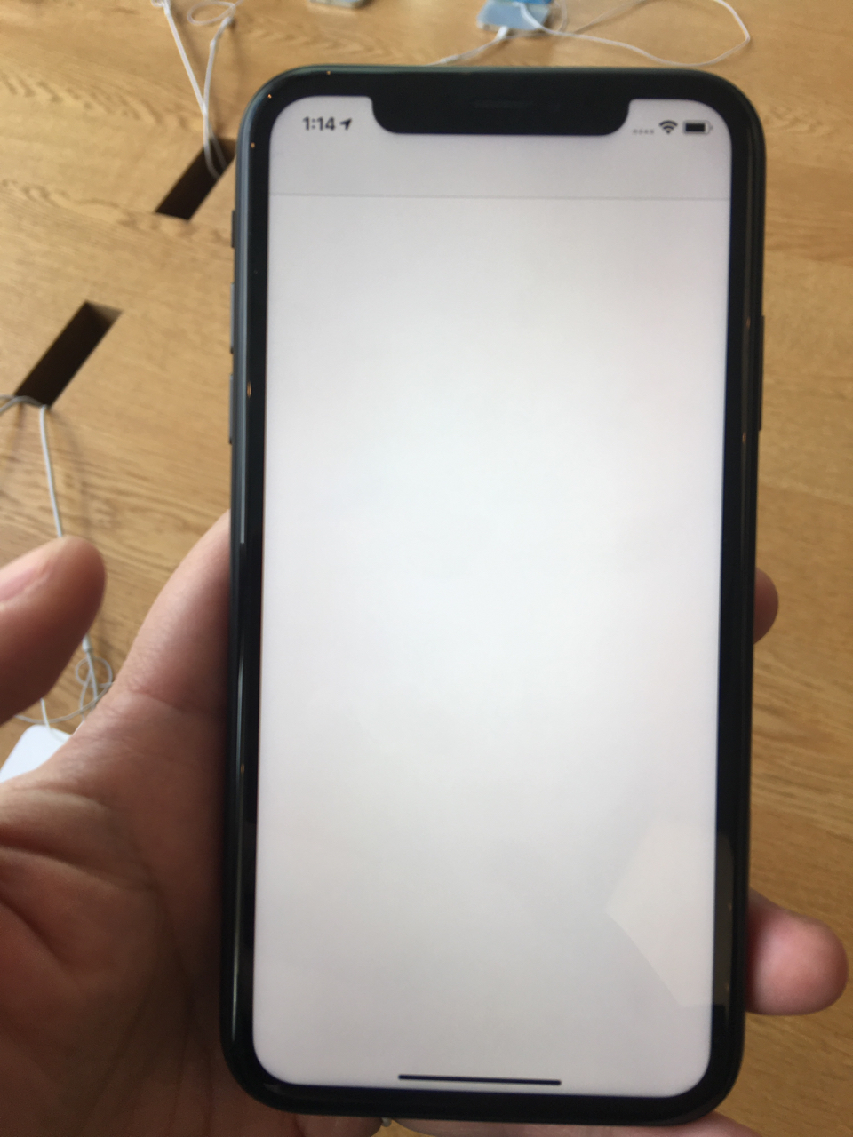 苹果炸了xr这黑边突破天际了近一些距离能看到屏幕精细度差一些