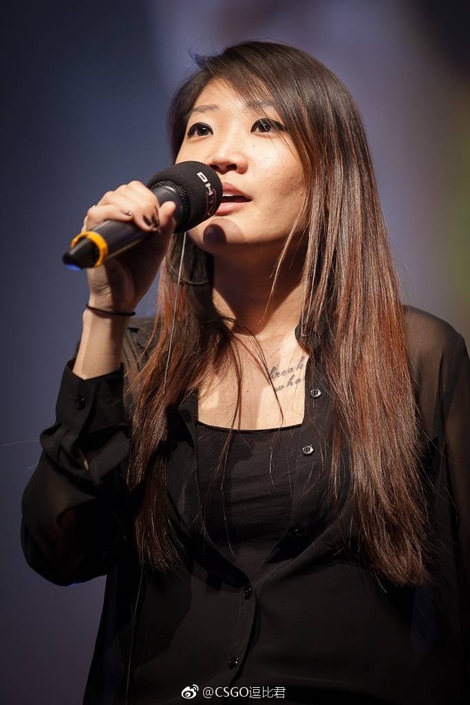 费拉人向大脸姐姐求婚成功