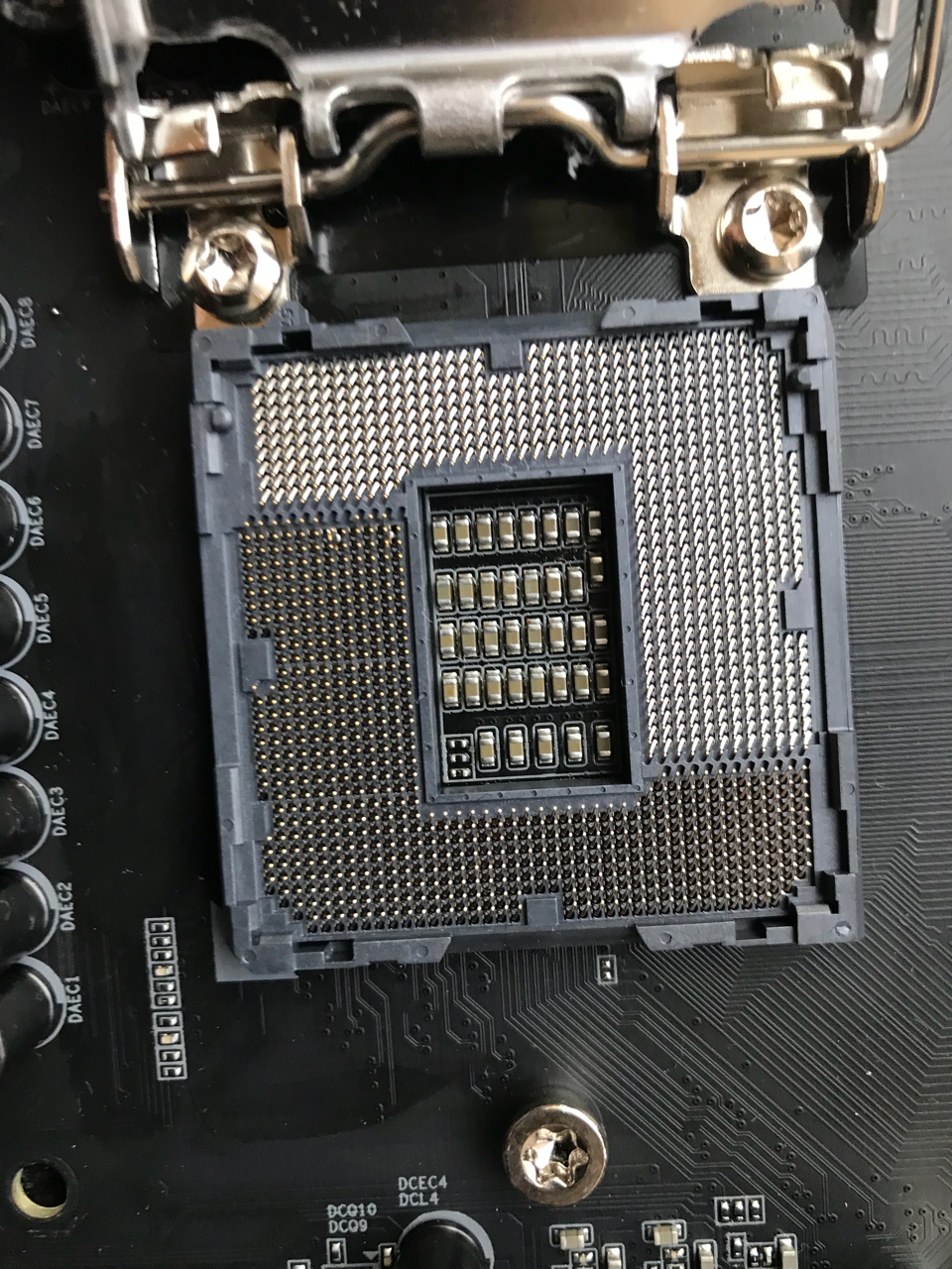 求大佬看看这个cpu插槽还能用吗?