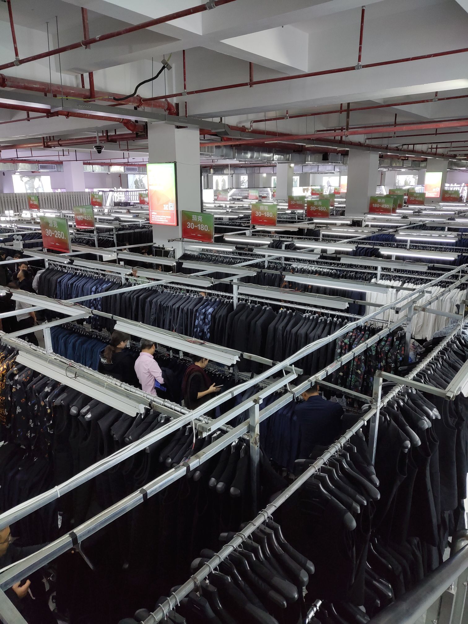 利郎集团本部特卖会这群人跟在买白菜一样扫货