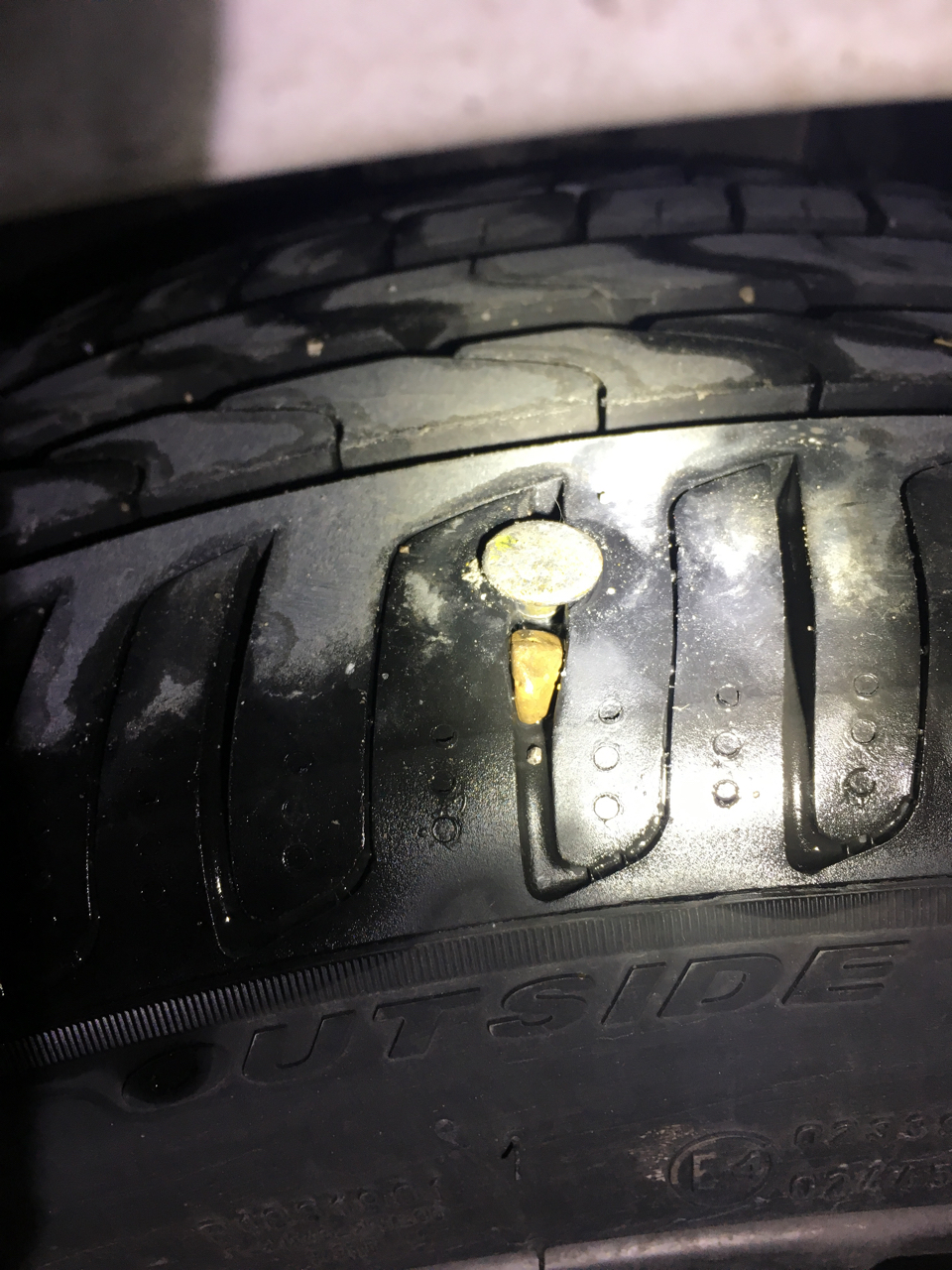 肉痛开了趟长途车被扎钉子了老哥们帮我看看这要换轮胎么