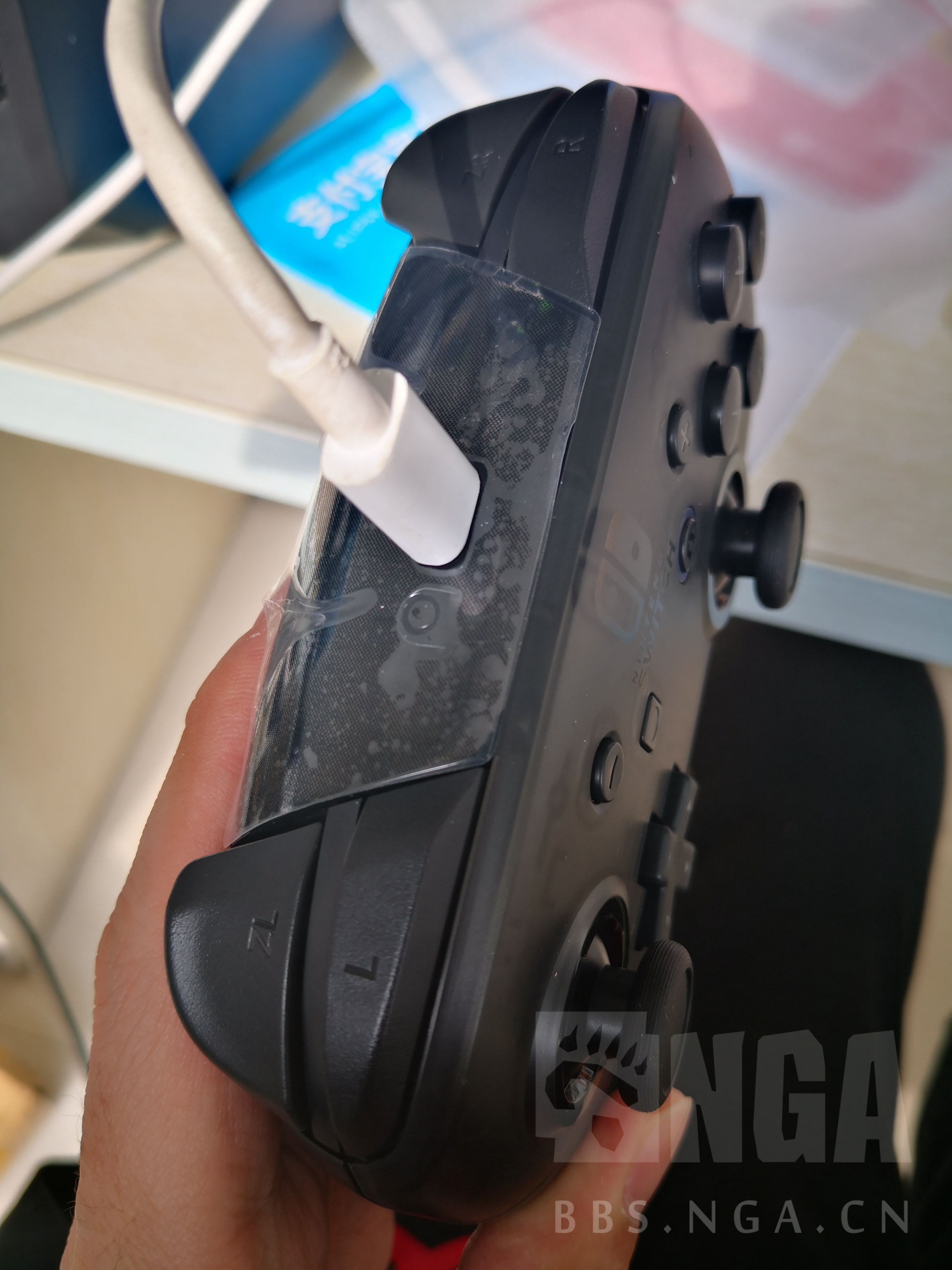 任天堂大明星乱斗系列switchpro手柄充电时没指示灯么