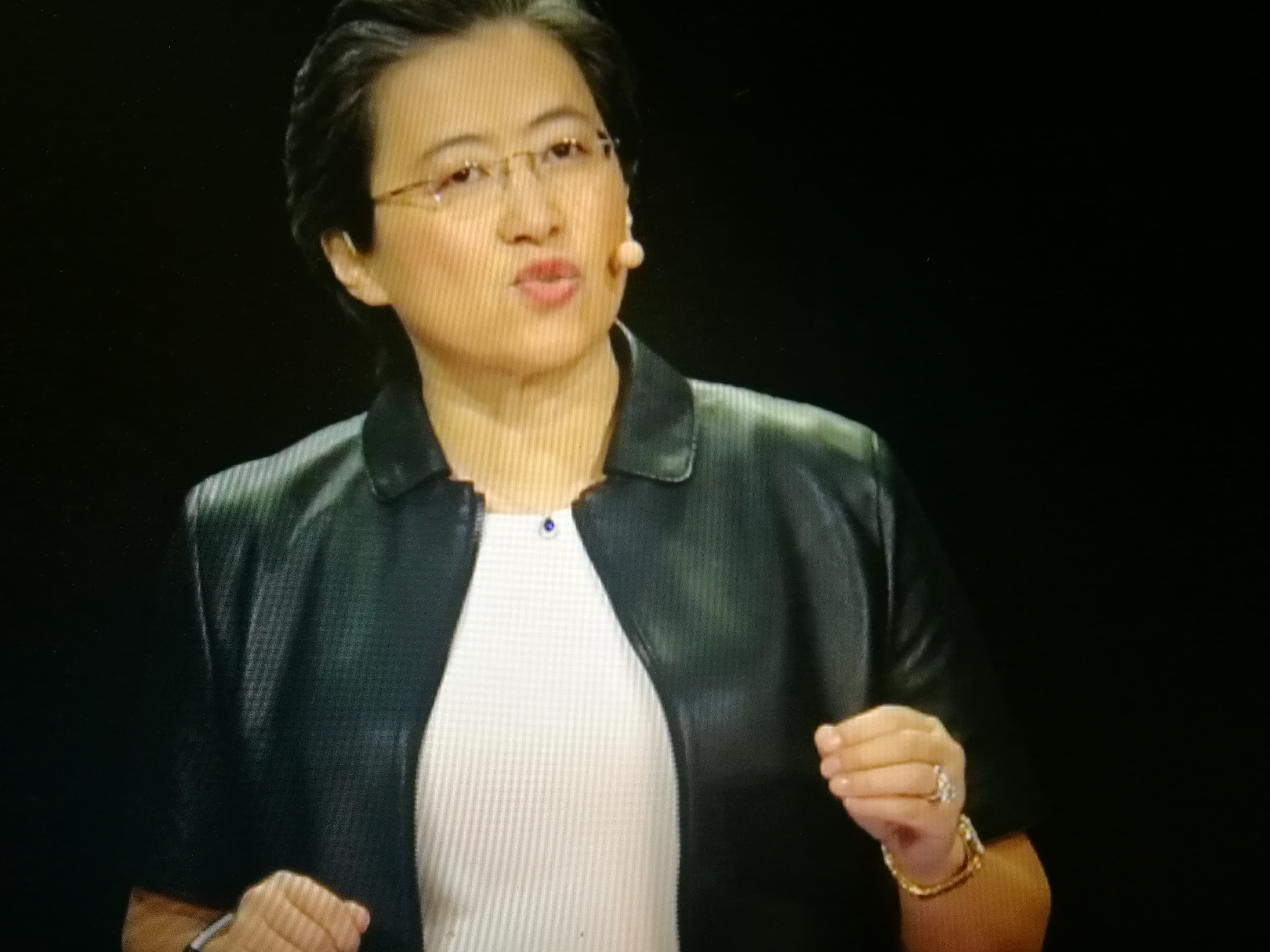 惨了惨了苏妈学老黄穿皮衣了