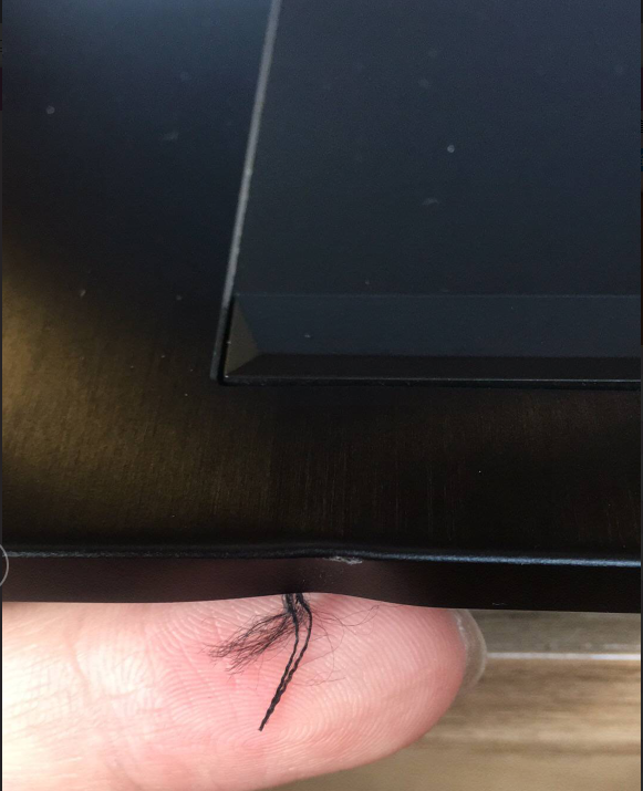 暗影精灵4plus不小心磕了个小坑里面有黑线头露出来这是什么部位