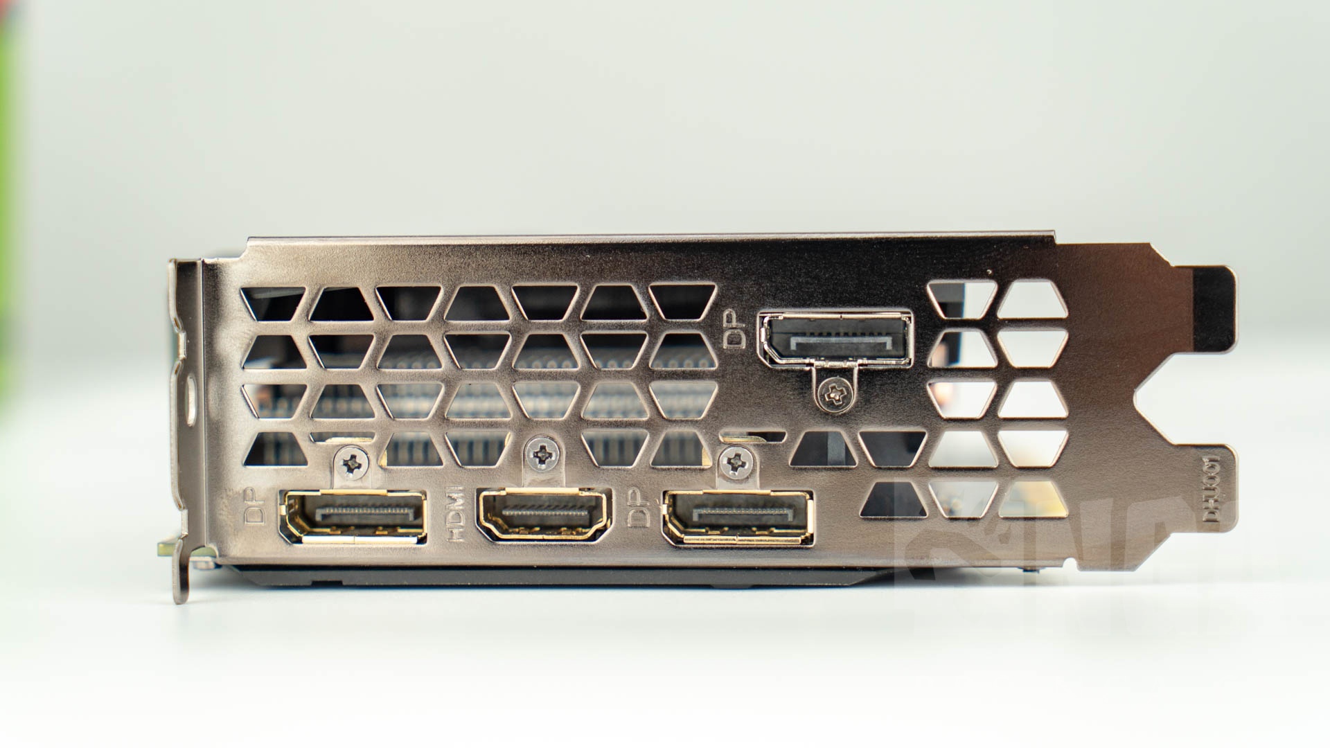 2060的接口只有3个dp 1个hdmi, 比起2070砍掉了type-c