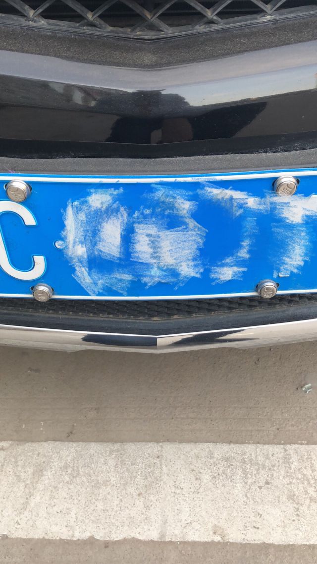 车牌螺丝问题,另外,现在车牌上面都印二维码和车架号了?