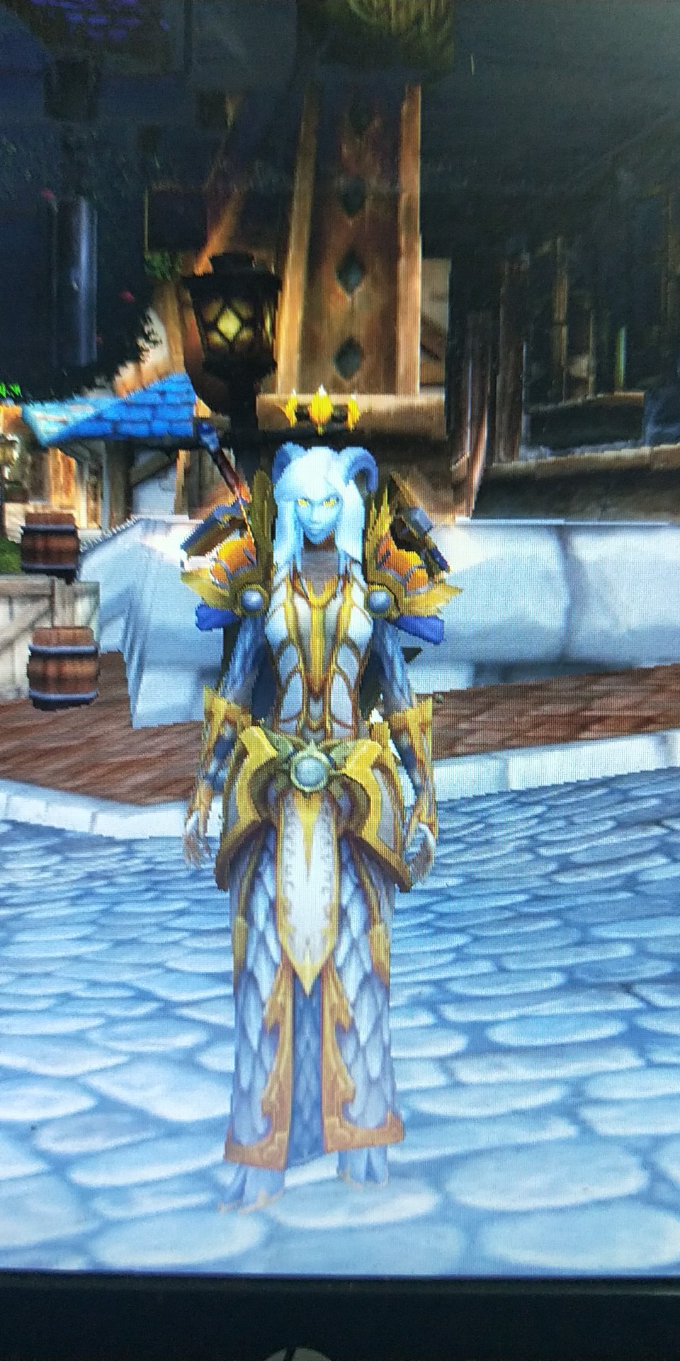 板甲女光德真的在幻化的时候不会觉得肩膀和武器有点偏小吗(对比人类)