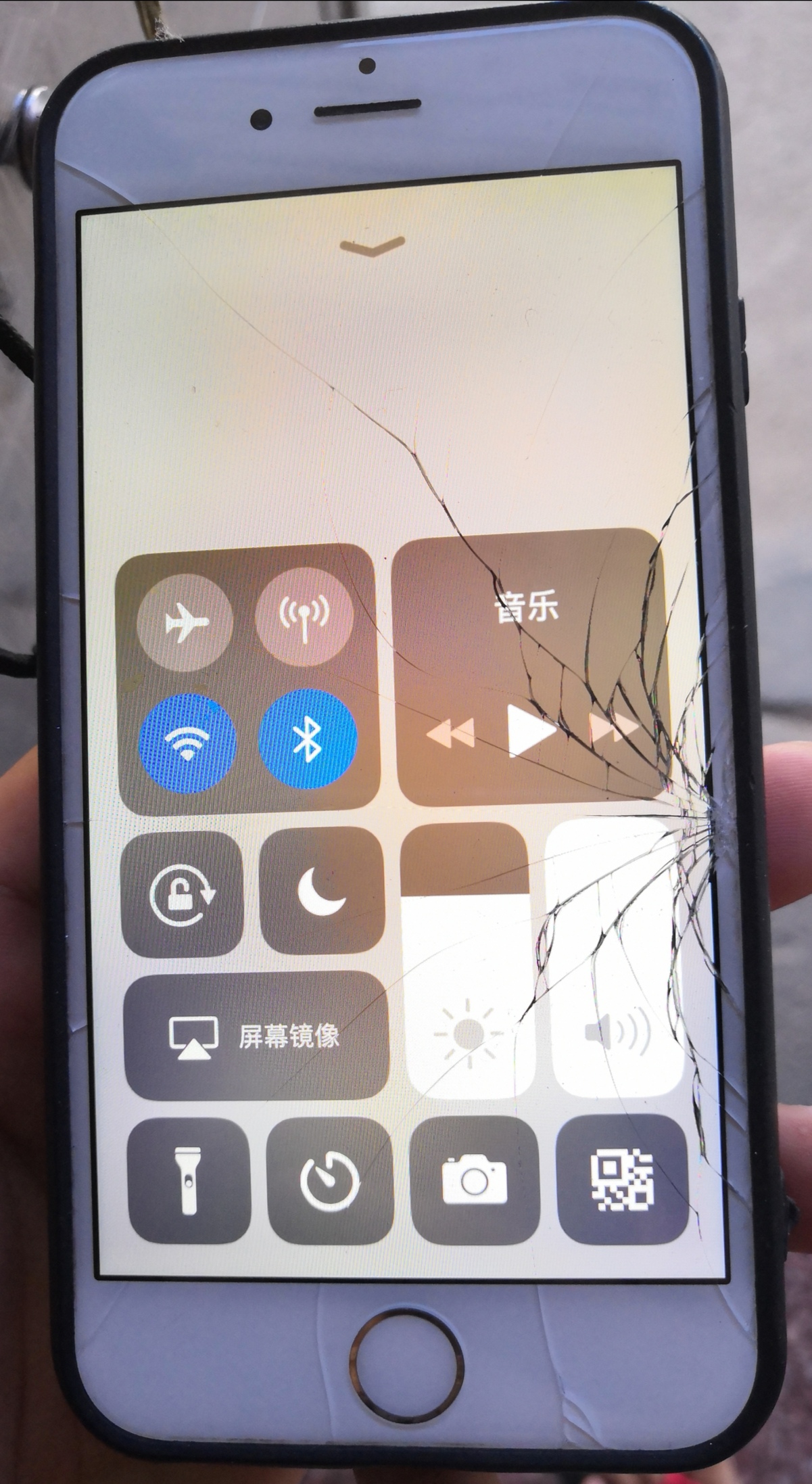 求助老妈子的果6屏幕摔碎了