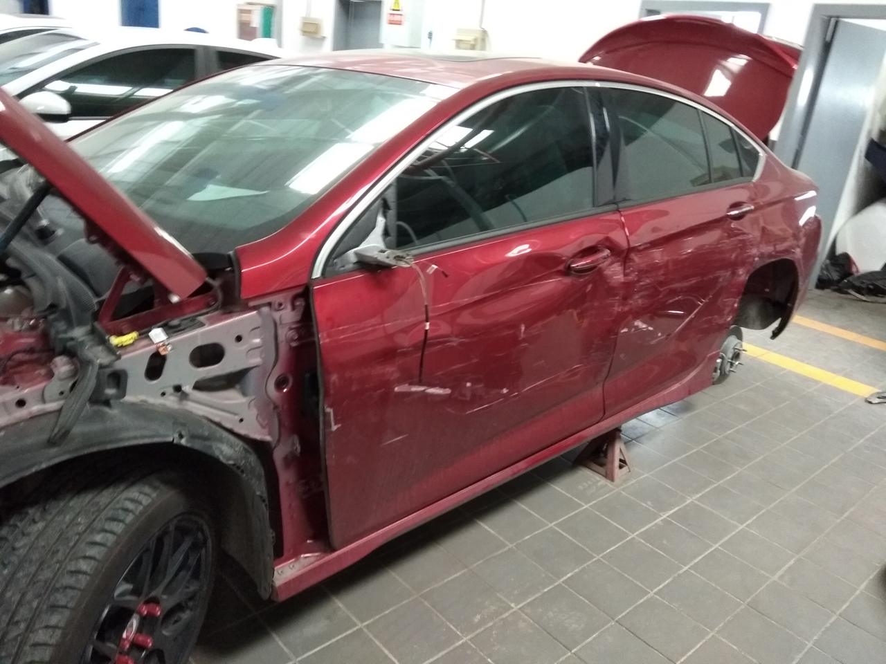 我这个后翼子板是该钣金还是切割更换呢