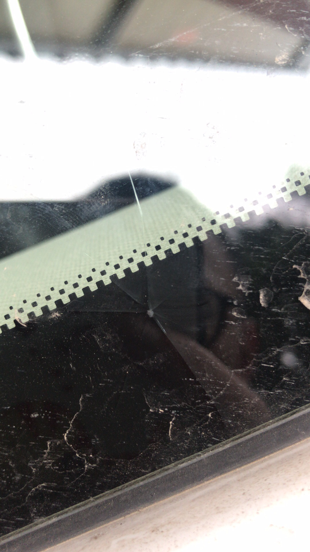 前挡风玻璃被石子砸裂了该怎么处理