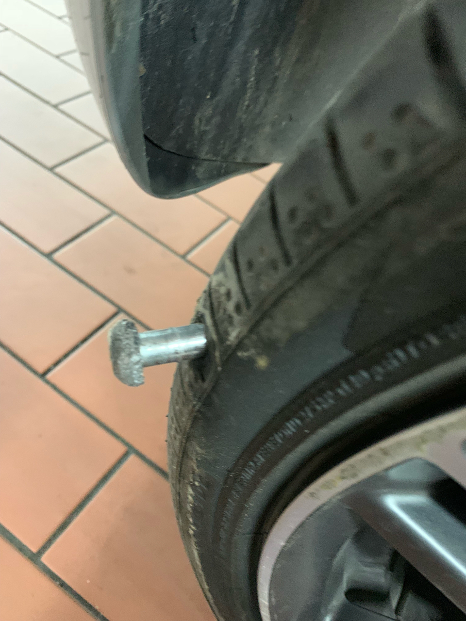 右后车胎侧边扎了一根超级大的钉子有没有老司机来帮忙分析下情况