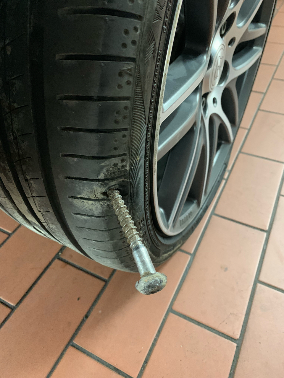 右后车胎侧边扎了一根超级大的钉子有没有老司机来帮忙分析下情况