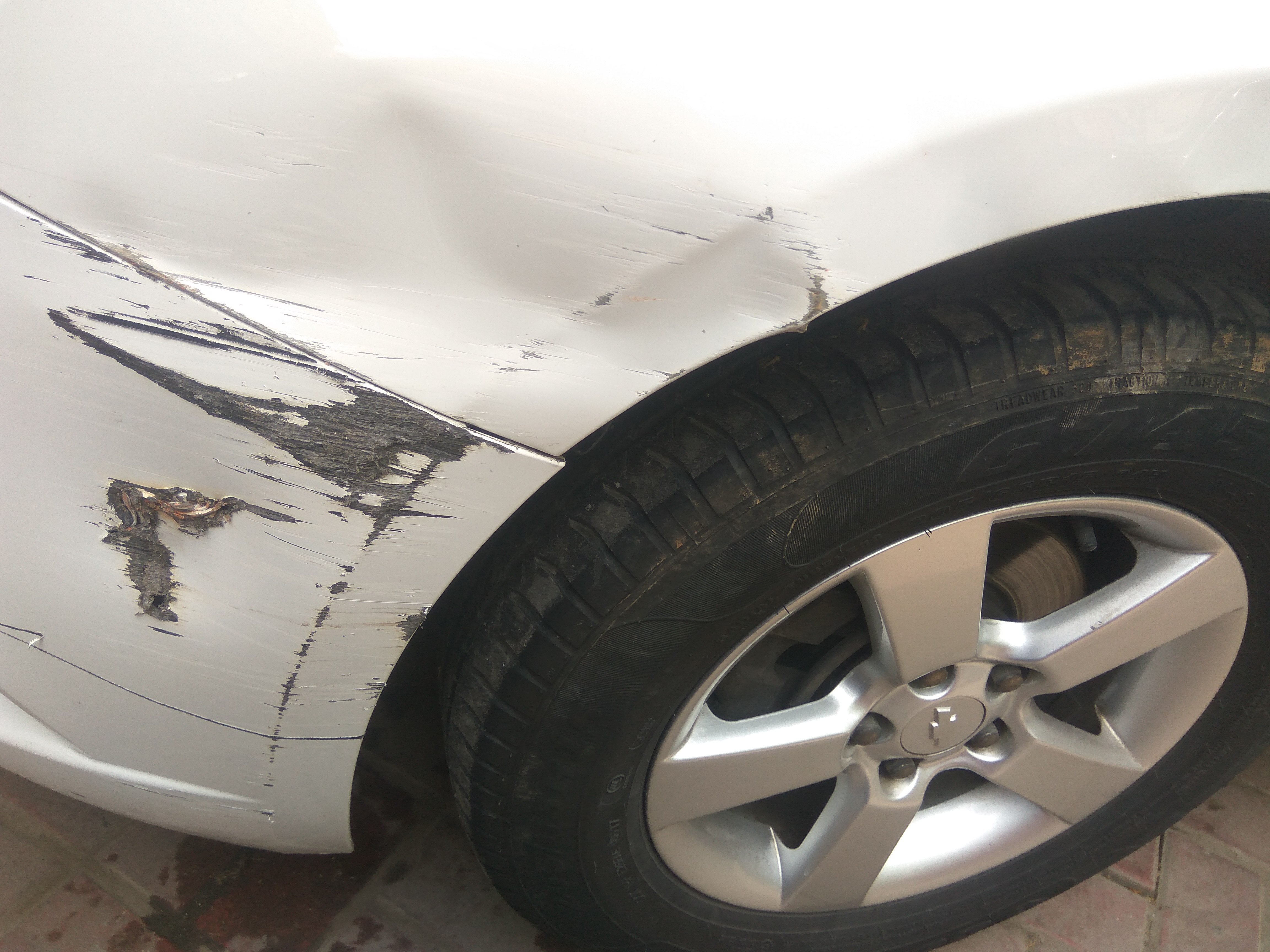 老婆开车撞墙了,左前方如图,金属部分掉漆露底了,不喷漆还有别的办法