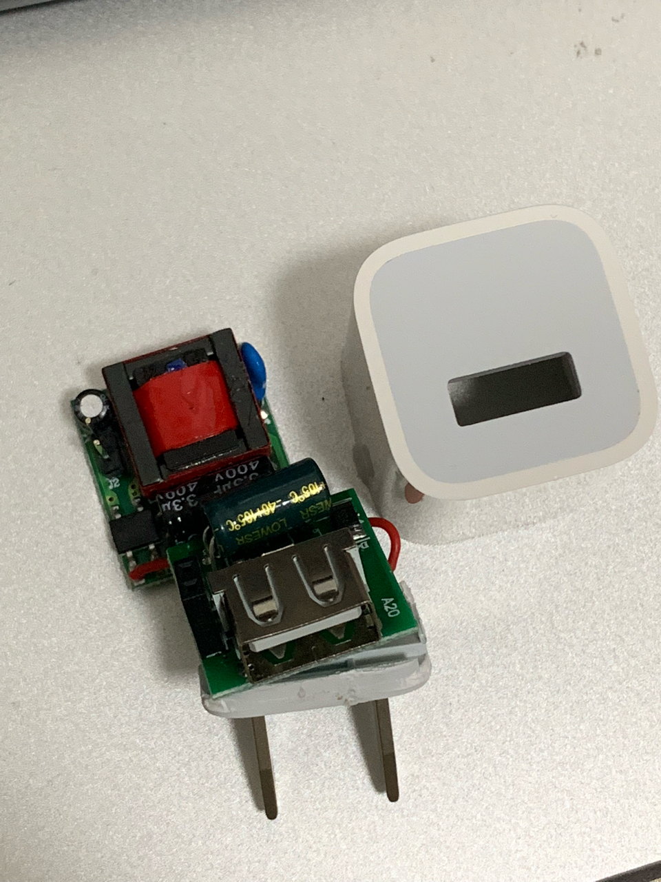 给大家欣赏下精仿原装iphone充电头拆解