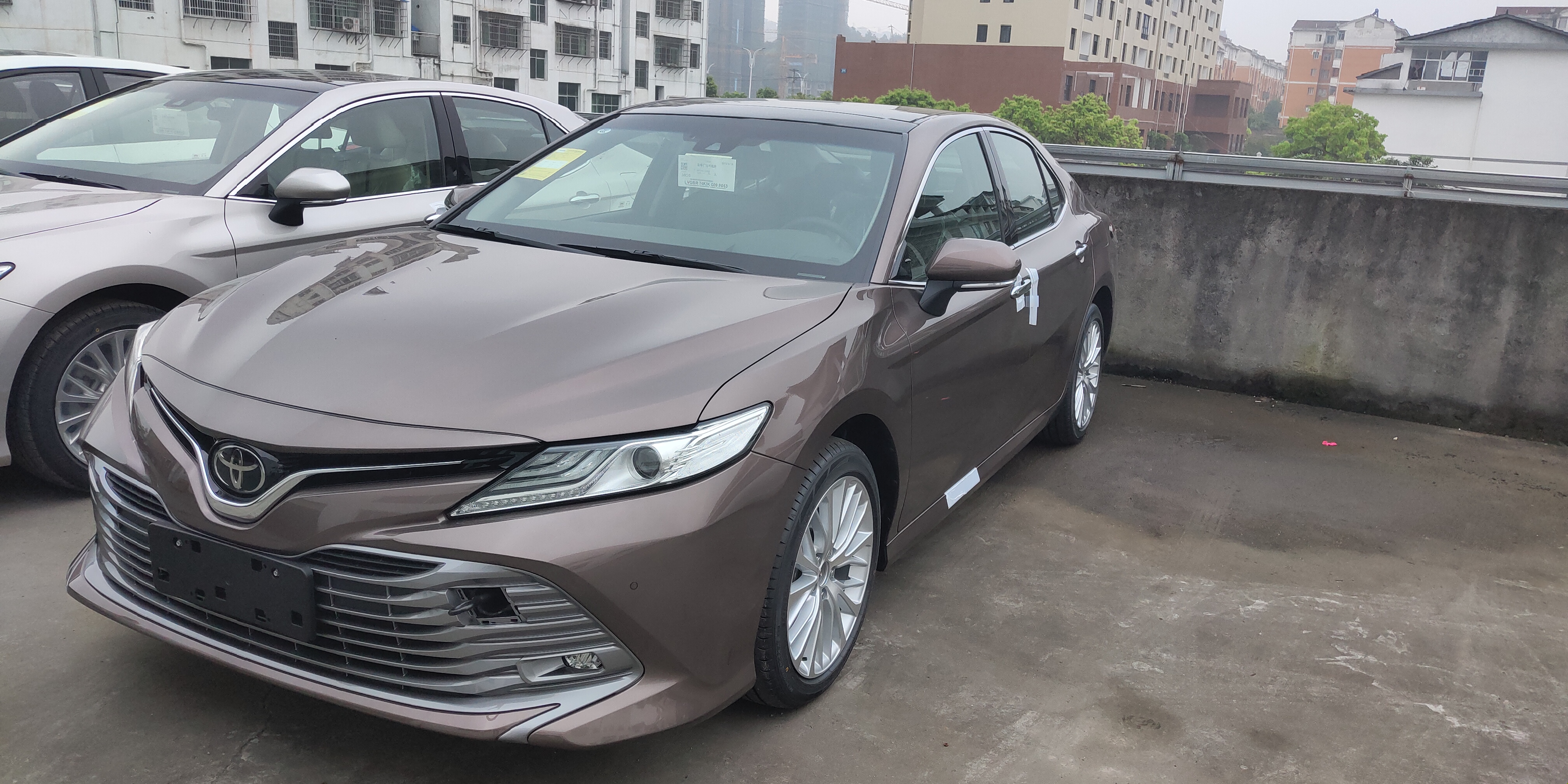 2019款凯美瑞虎睛棕实拍提前防一血