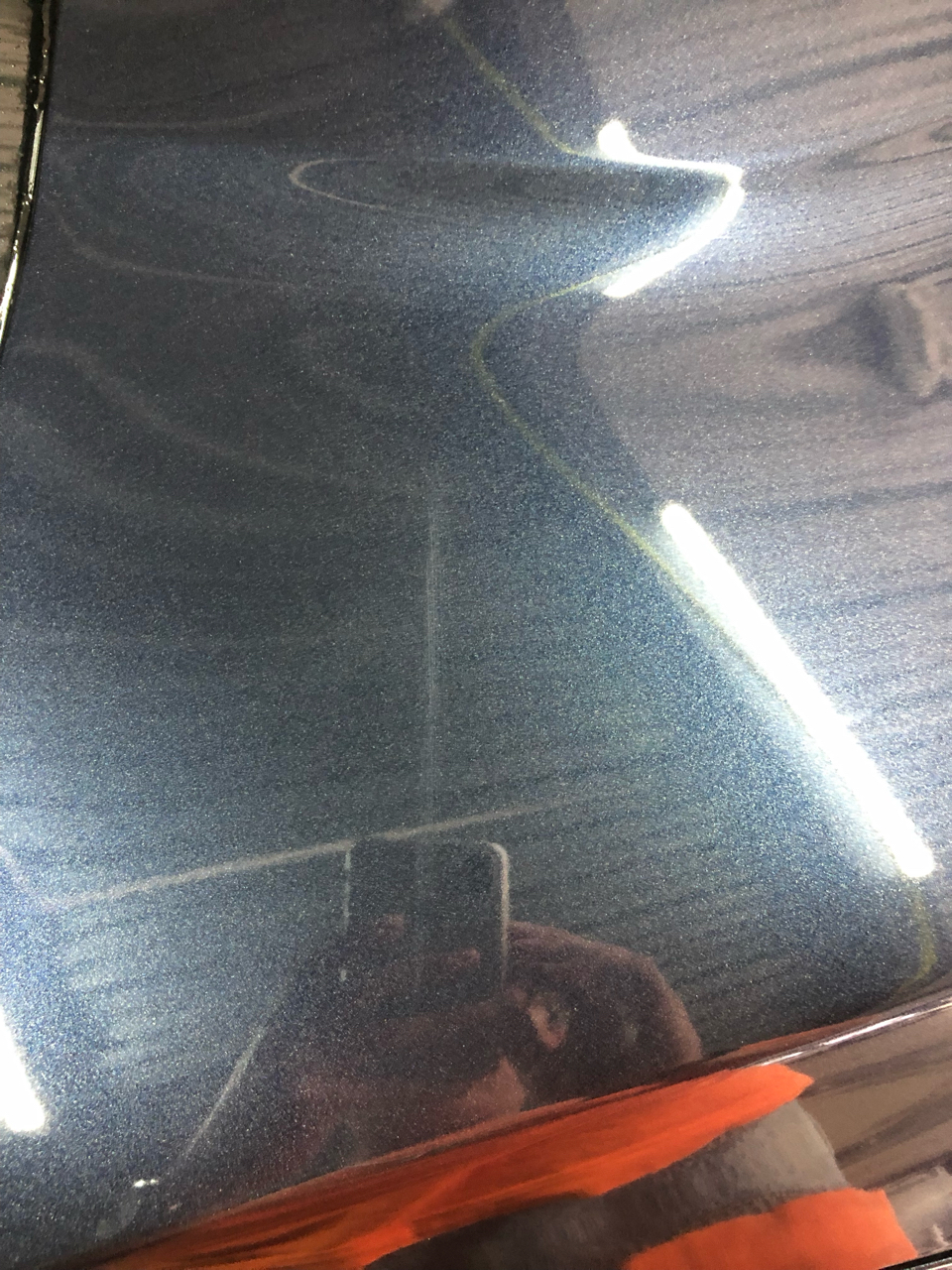 大佬们车子放4s装精品时引擎盖被划花贴的膜有长划痕里程多了30km怎么