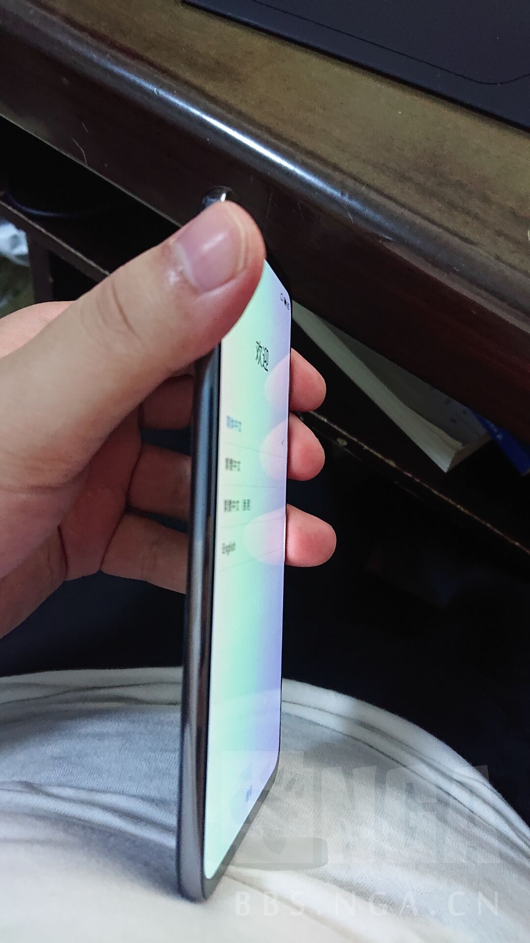 [求助] [手机] 新买的魅族16s感觉屏幕有彩虹纹,是通病吗,要不要退