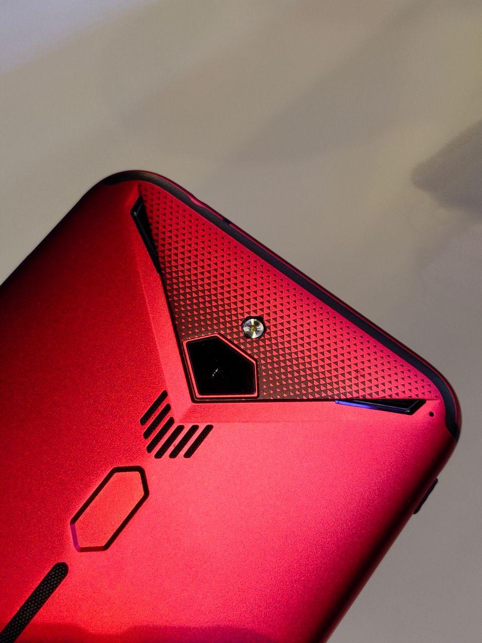 红魔3赤焰红现场真机实拍图赏215g确实有点重量但握持手感还是不错的