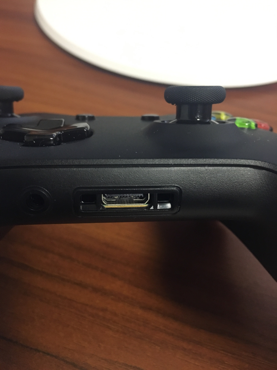 xbox的手柄下面的接口都这样的吗