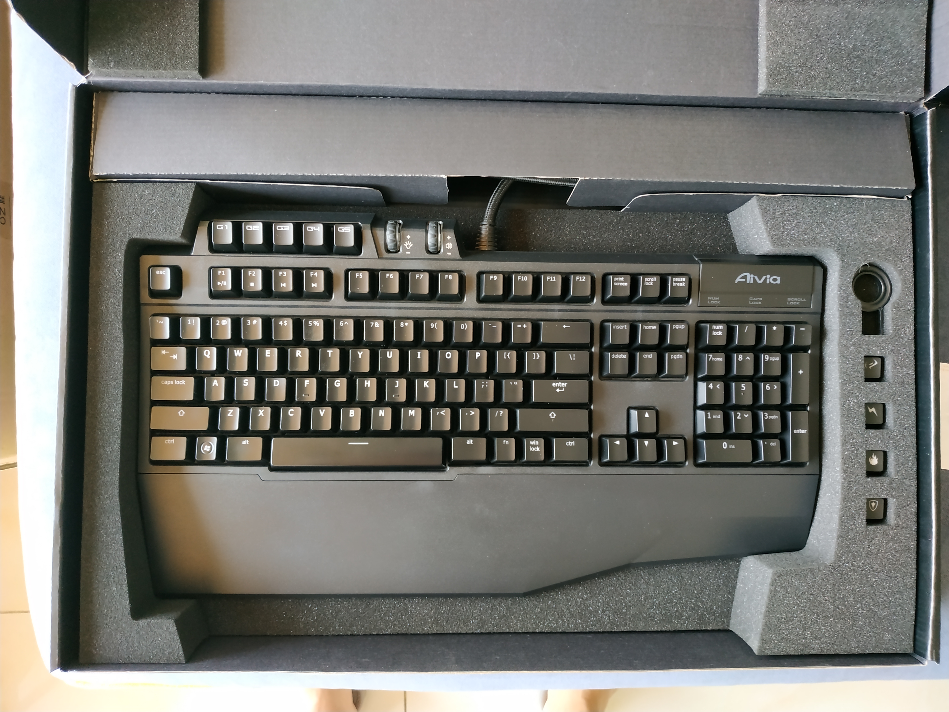 电脑外设已出技嘉aiviaosmium机械键盘茶轴白光