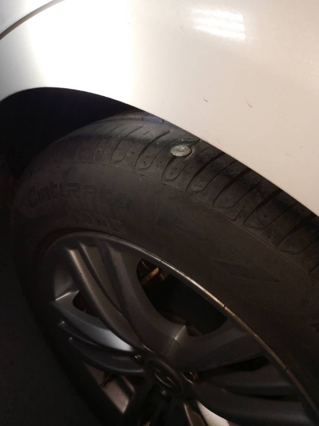 轮胎被扎成这样能补吗需要补吗没漏气但是很深而且挺粗