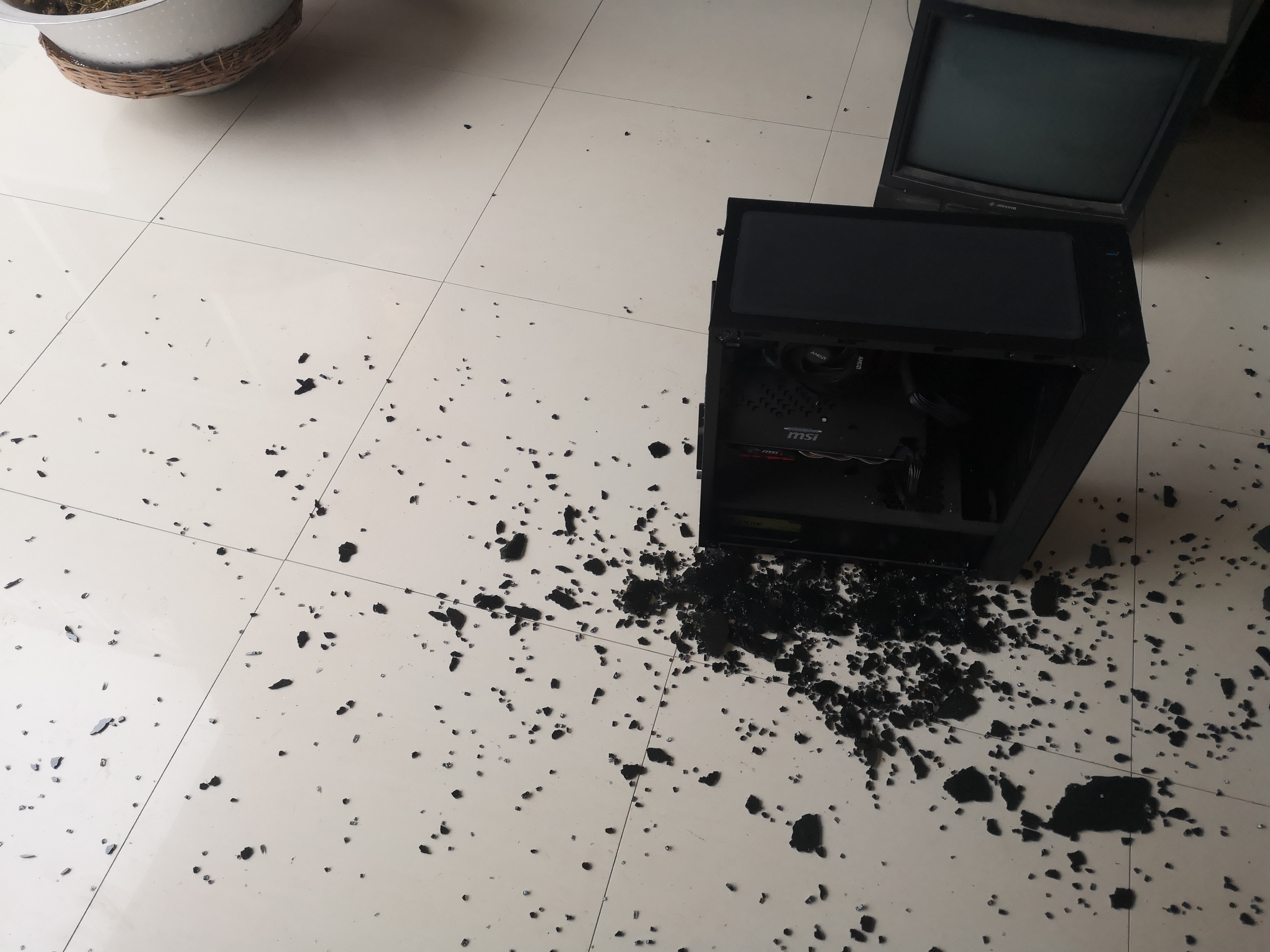 老哥们,我的电脑主机箱玻璃炸了,京东的,我该怎么弄?