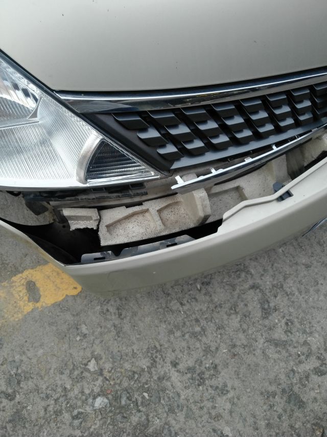 今天下班回来楼下有个日产骐达,不知道是不是被撞了,保险杠就这样了.