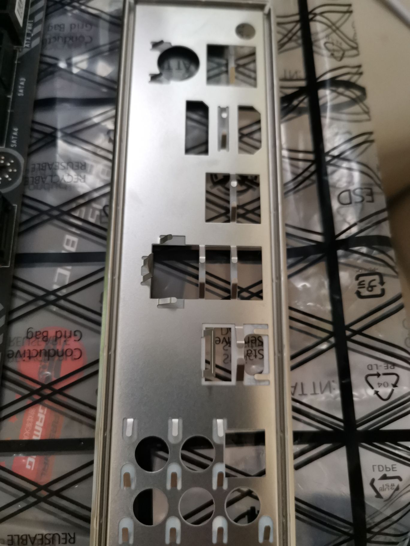 b450m迫击炮主板的io挡板上面的凸起是干什么的