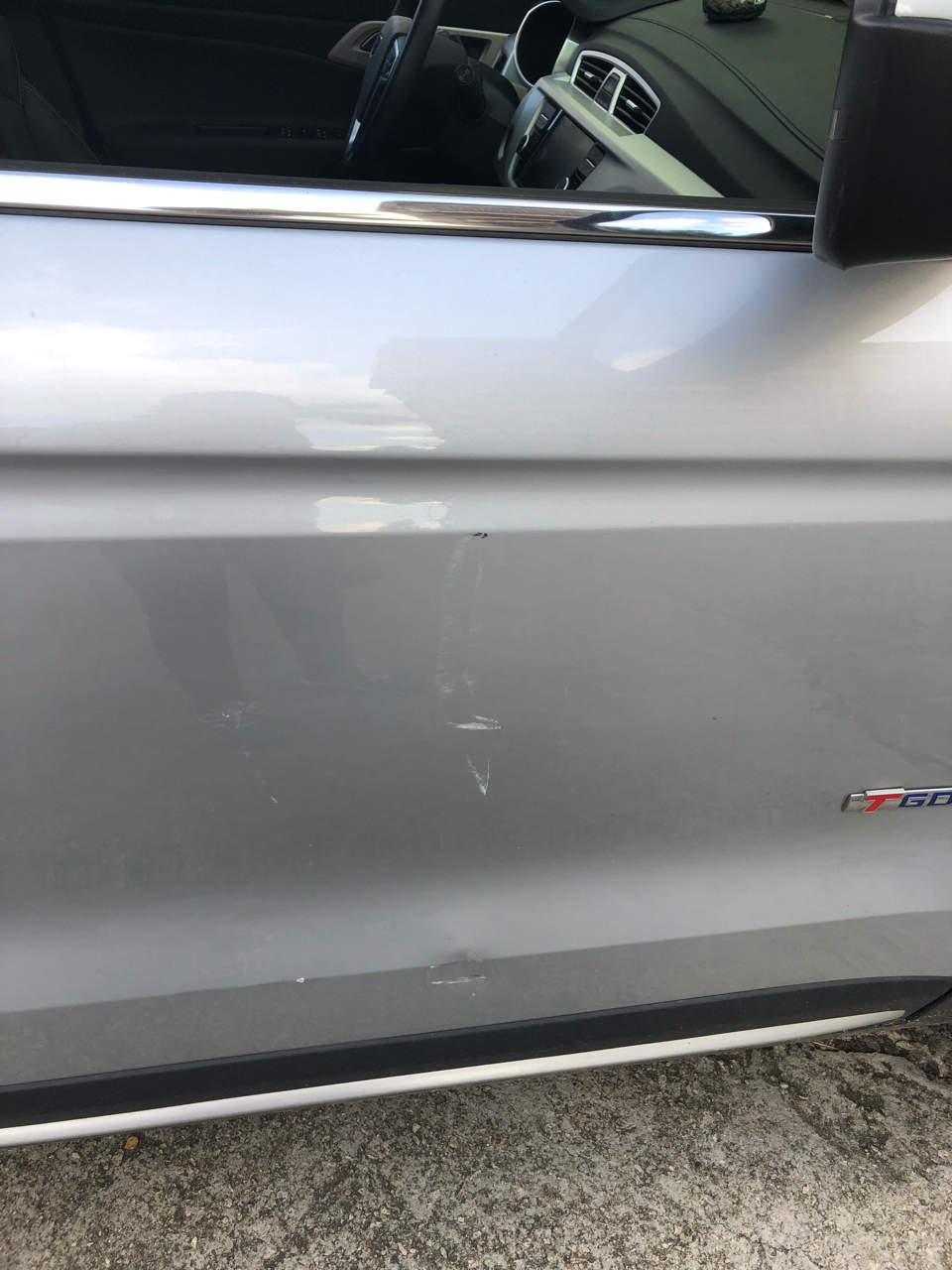 突发停边上的垃圾开车门把我车给刮了然后跑了