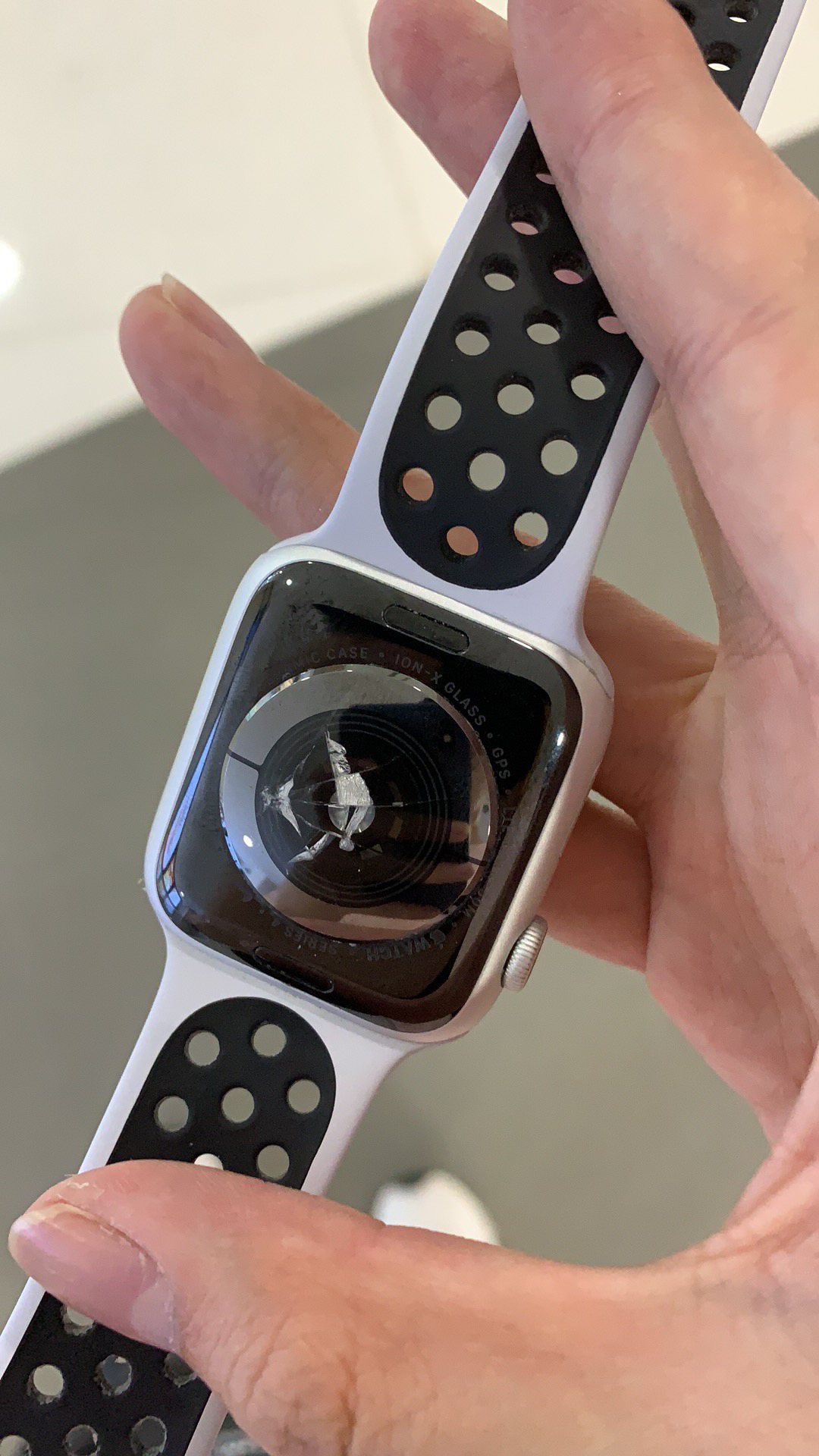 不小心把applewatch4背面摔裂了官方维修表示只能换新