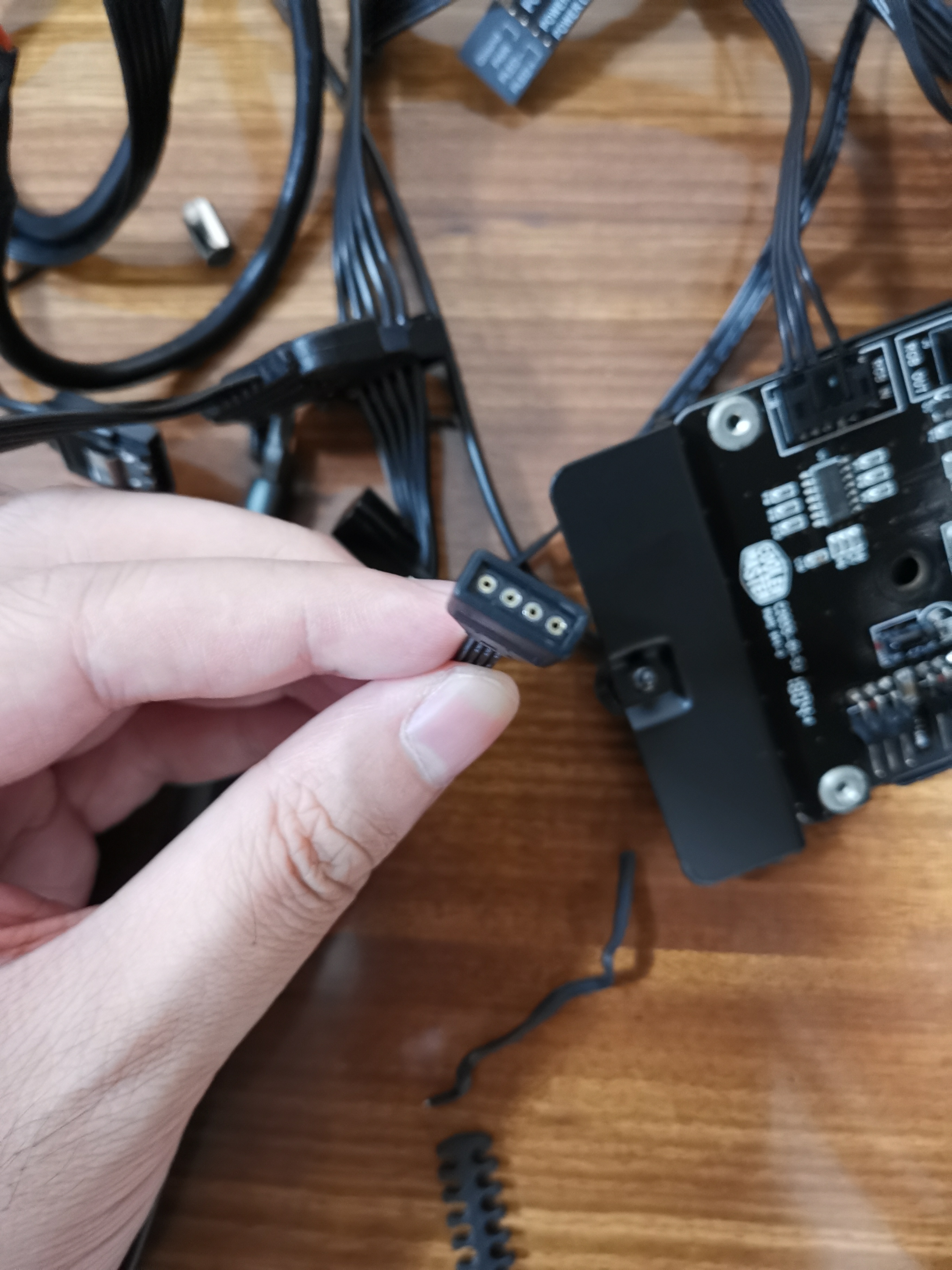 请问c700p的控制器4pin是接12vrgb还是5vrgb