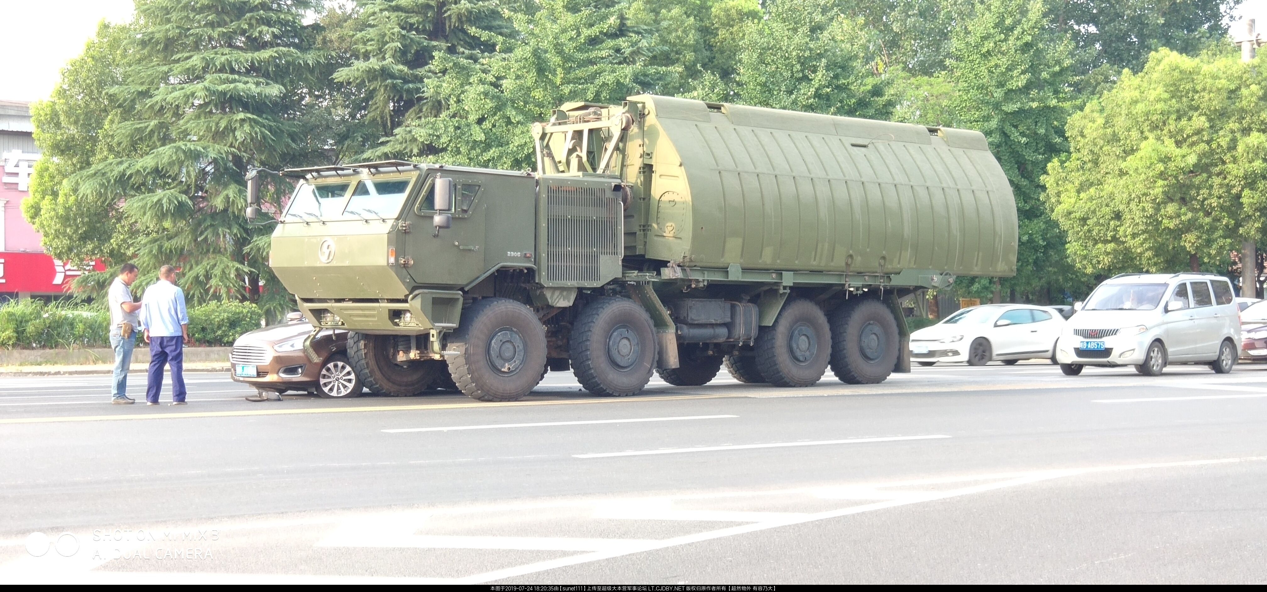 超稀有精英大多数人没见过这车吧福特和新款国产重型军卡抢道撞一起了