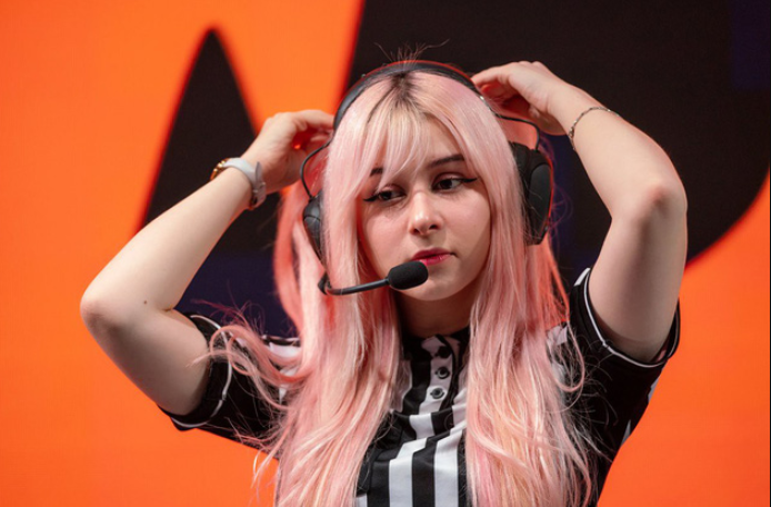 赛事资讯lec美女裁判yuli采访裁判的职责是舞台管理和沟通桥梁