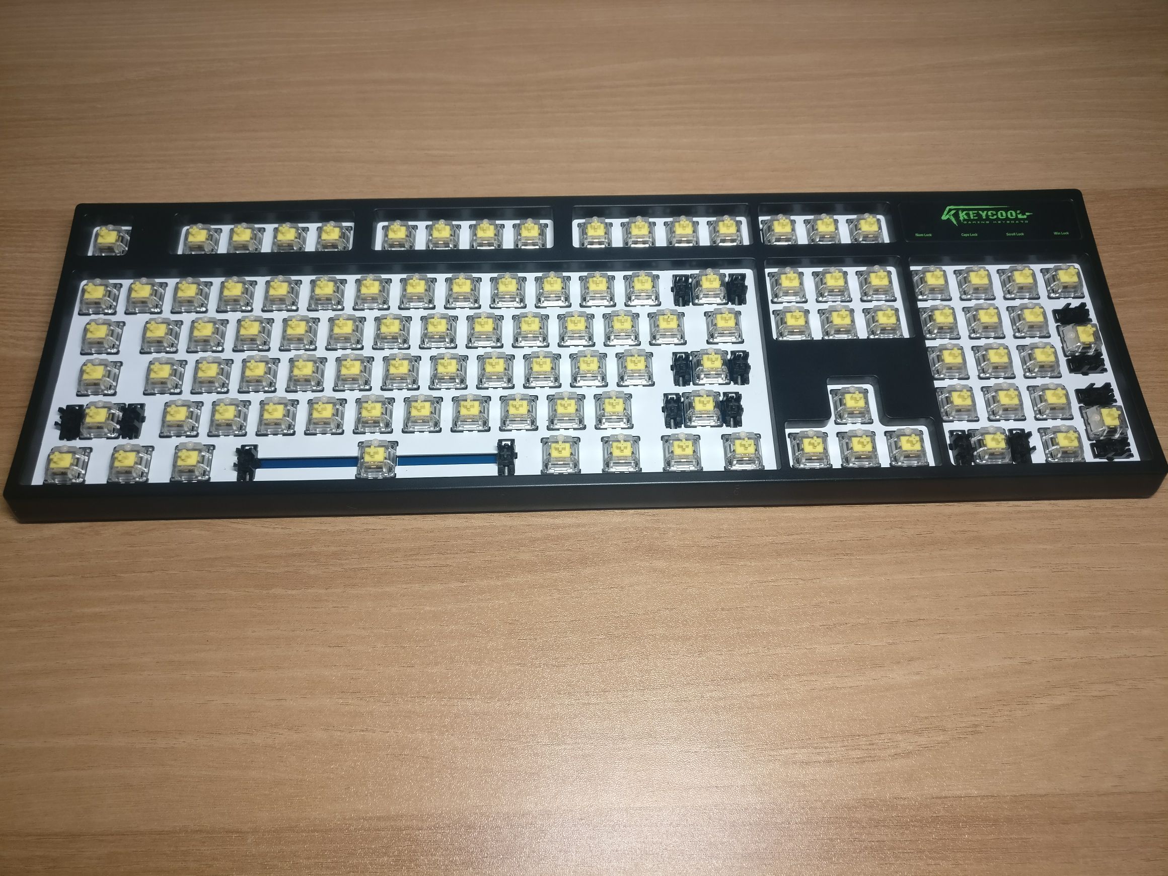 电脑外设237顺丰包邮出凯酷104佳达隆g黄轴rgb背光机械键盘