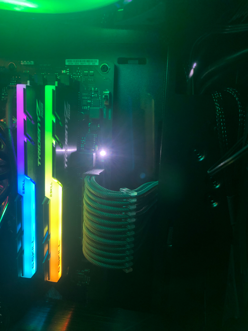 大佬们好主板的显卡灯一直亮白灯咋回事啊