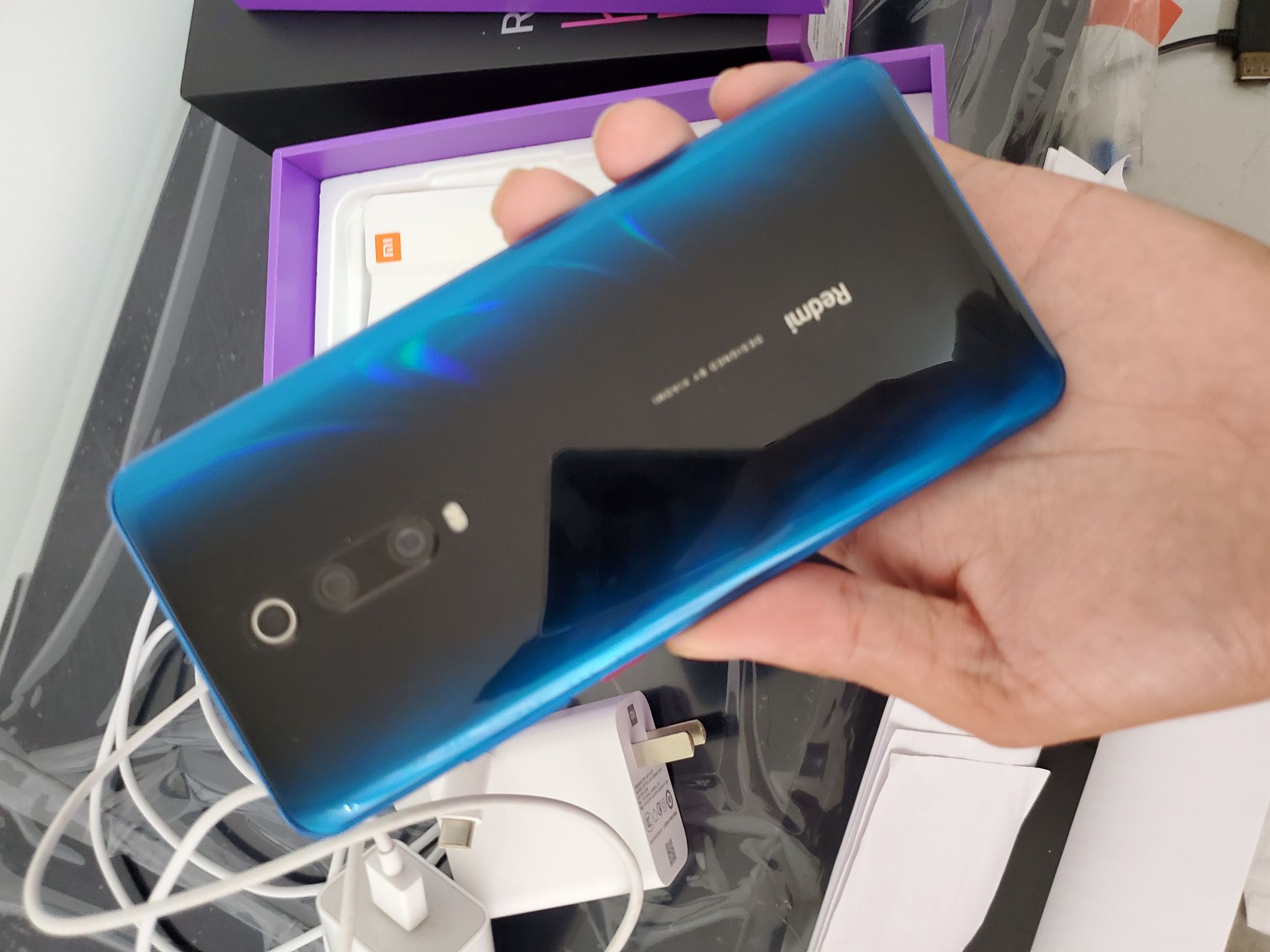 20的部分细节这部手机采用曲面玻璃背板,背部拥有后置三摄,三颗摄像头