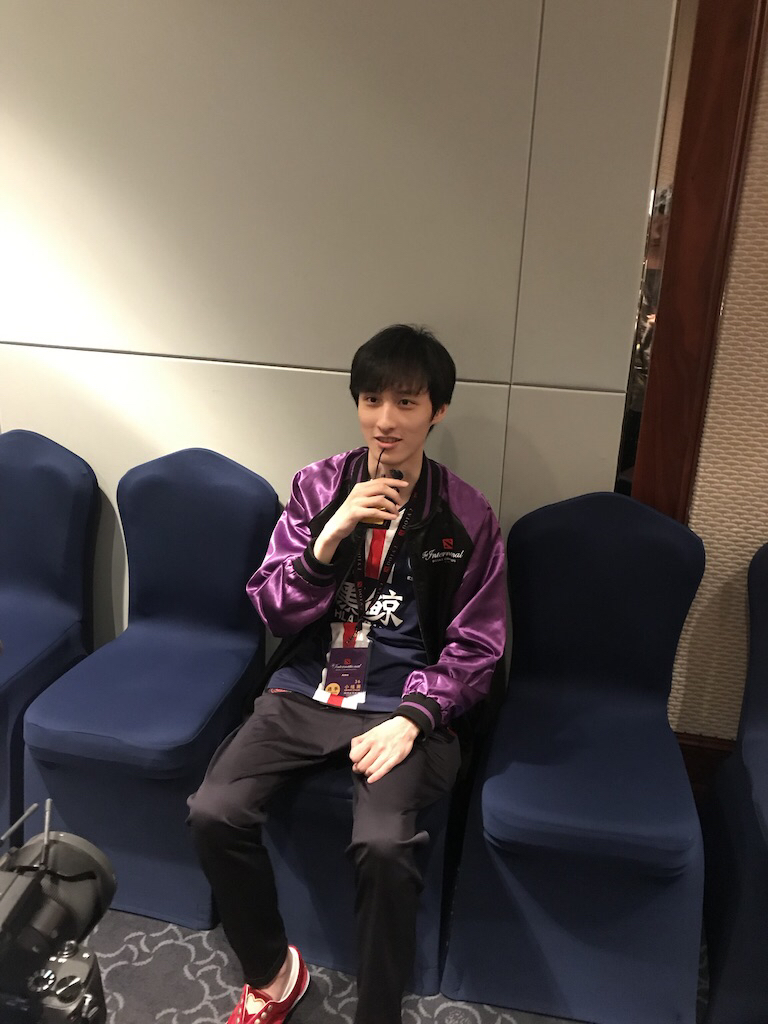 求ti9紫色选手服上身照片