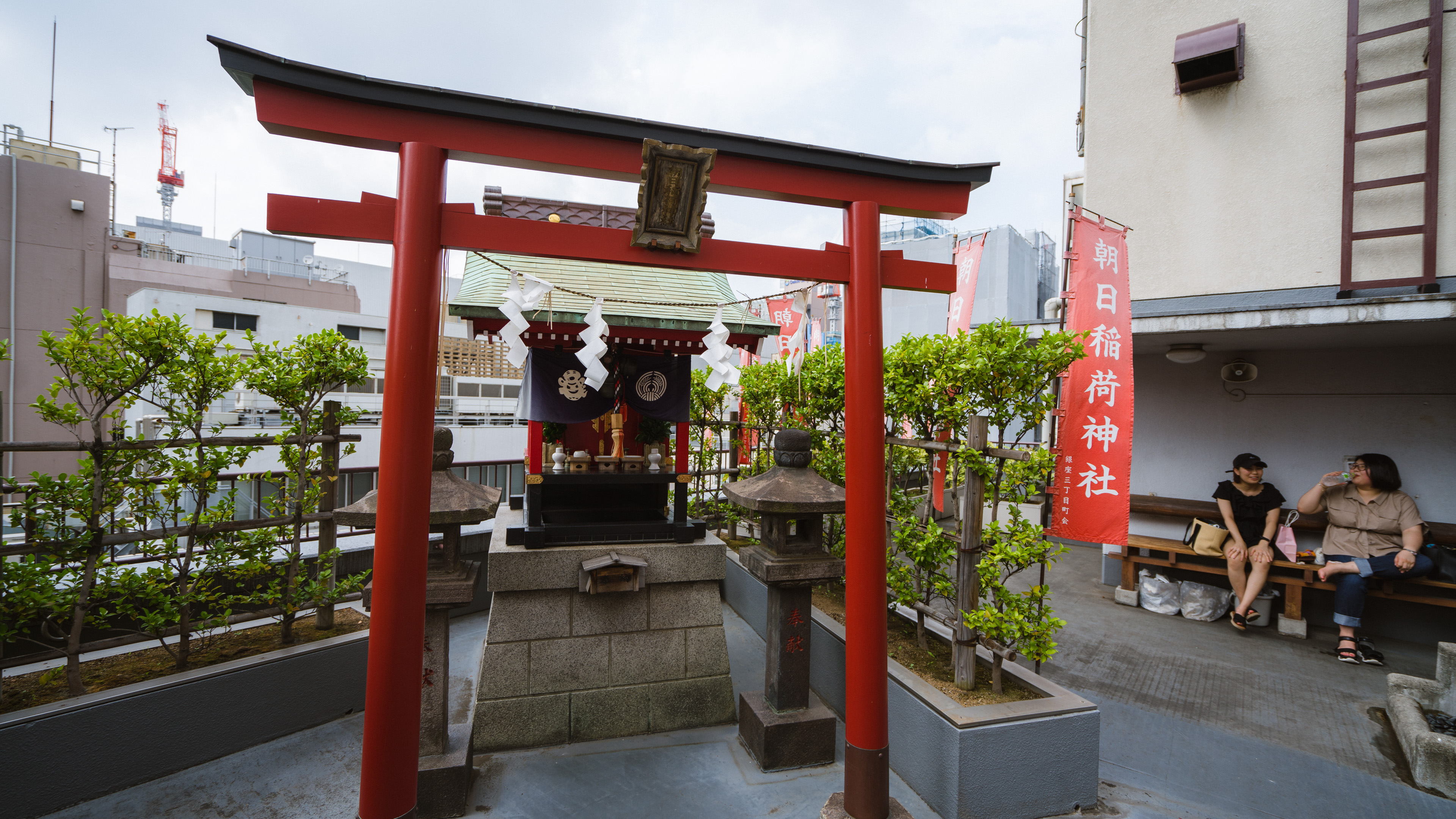 朝日稻荷神社本殿由于顶楼空间狭小需要拐弯方可看到本体不过将登楼